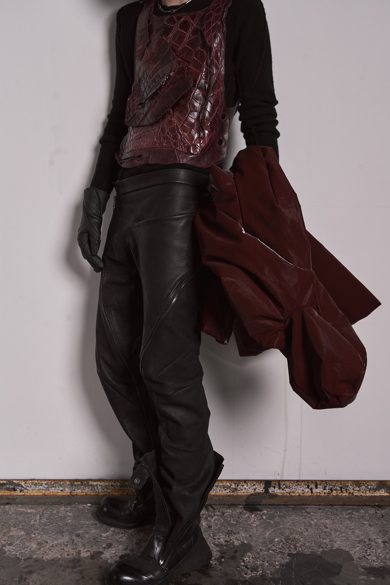 DISTORTION CURVED ZIPPED PANTS
