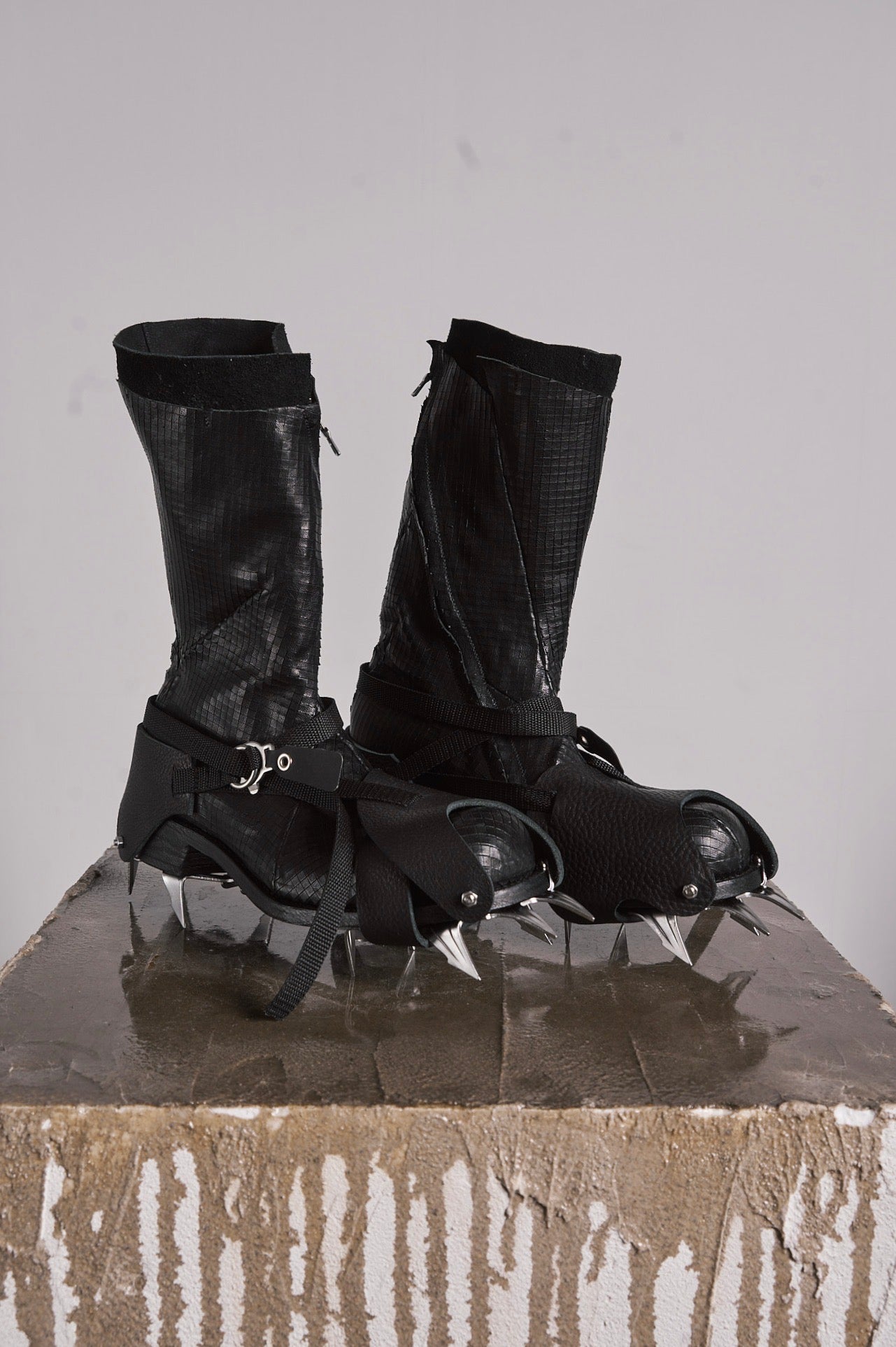 DISTORTION TALL BOOT / SPIKES