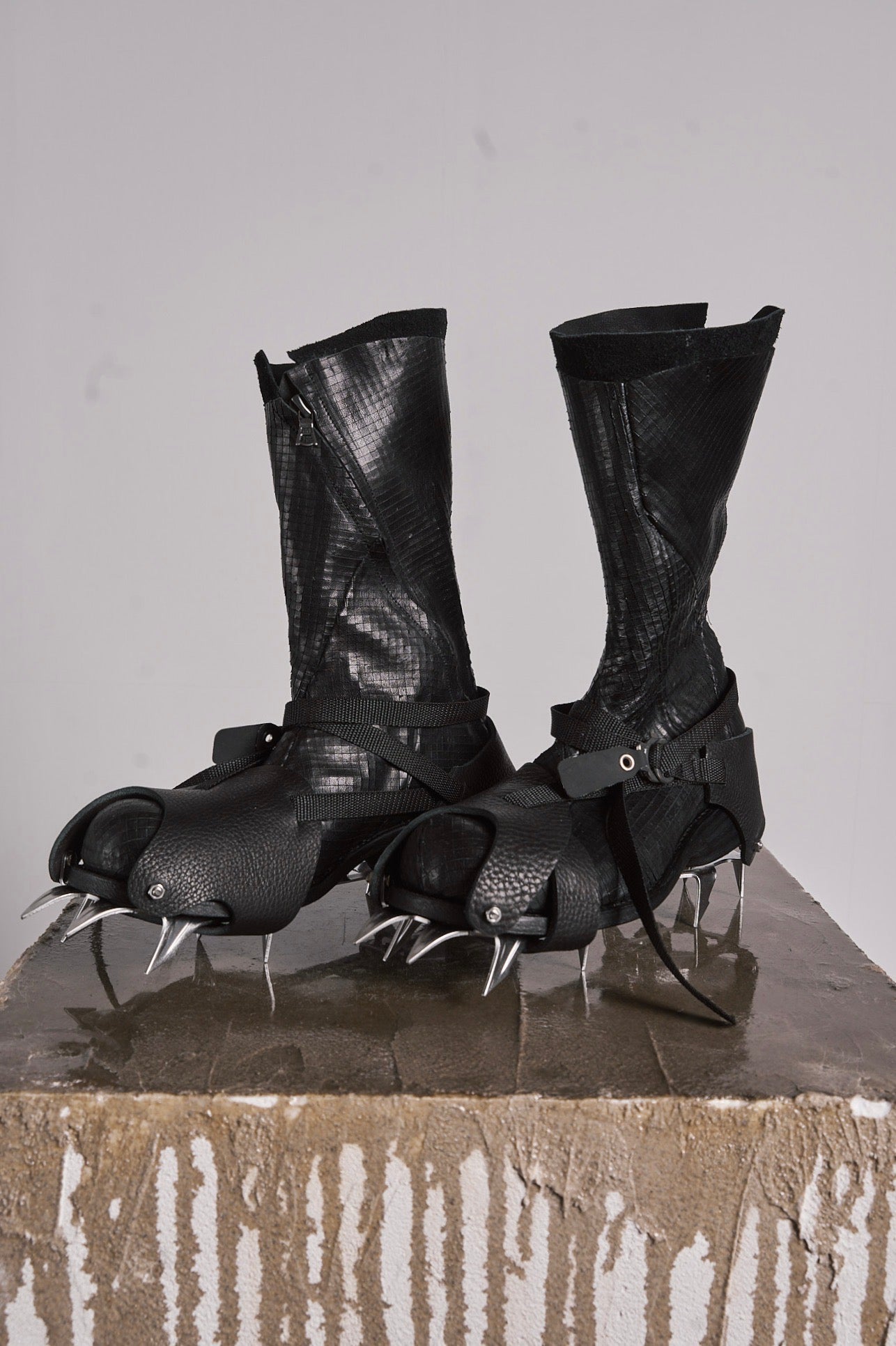 DISTORTION TALL BOOT / SPIKES