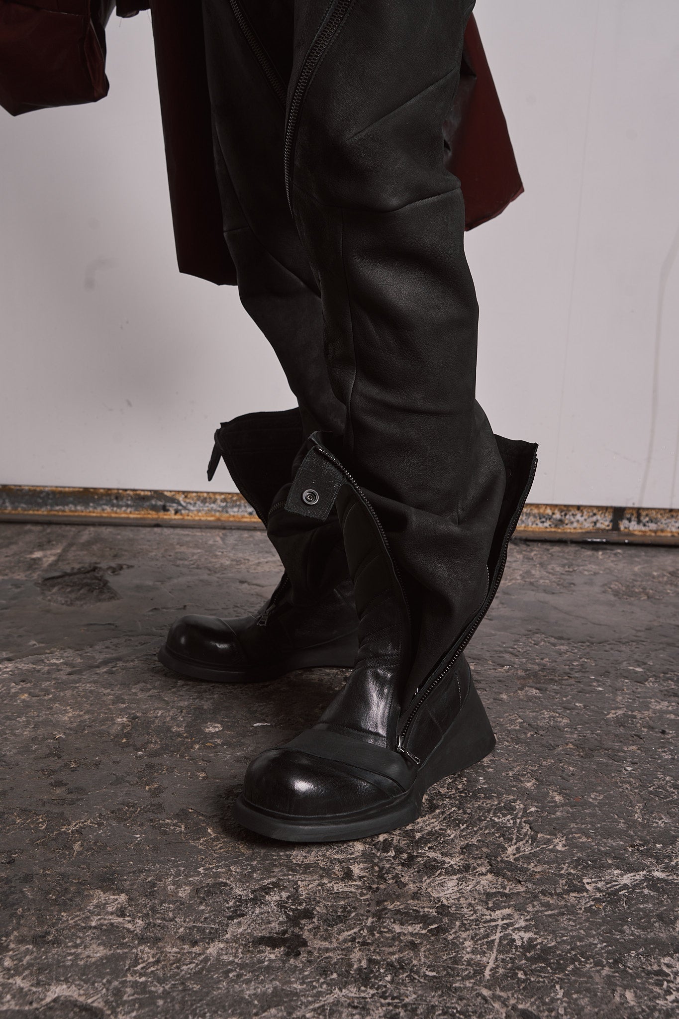 DISTORTION CURVED ZIPPED PANTS