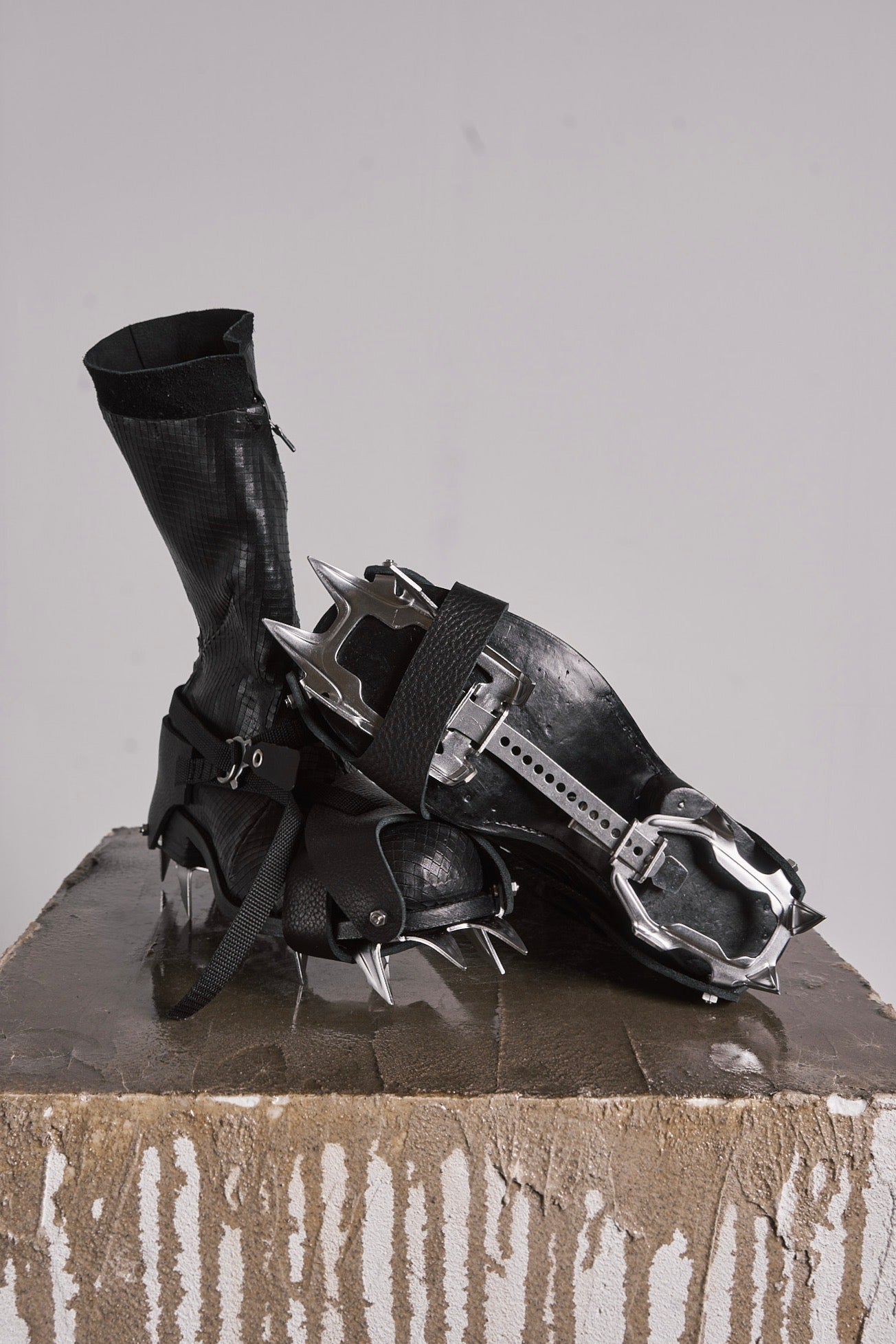 DISTORTION TALL BOOT / SPIKES