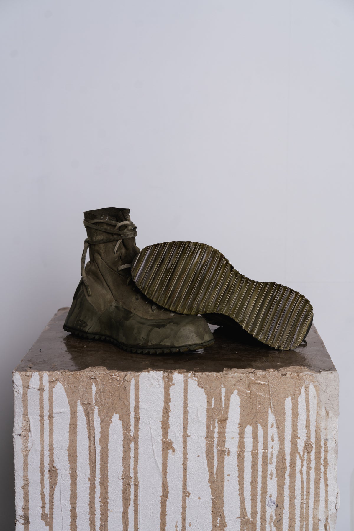 DISTORTION FEATHERWEIGHT HIGH TOP SNEAKER SHARK TOOTH