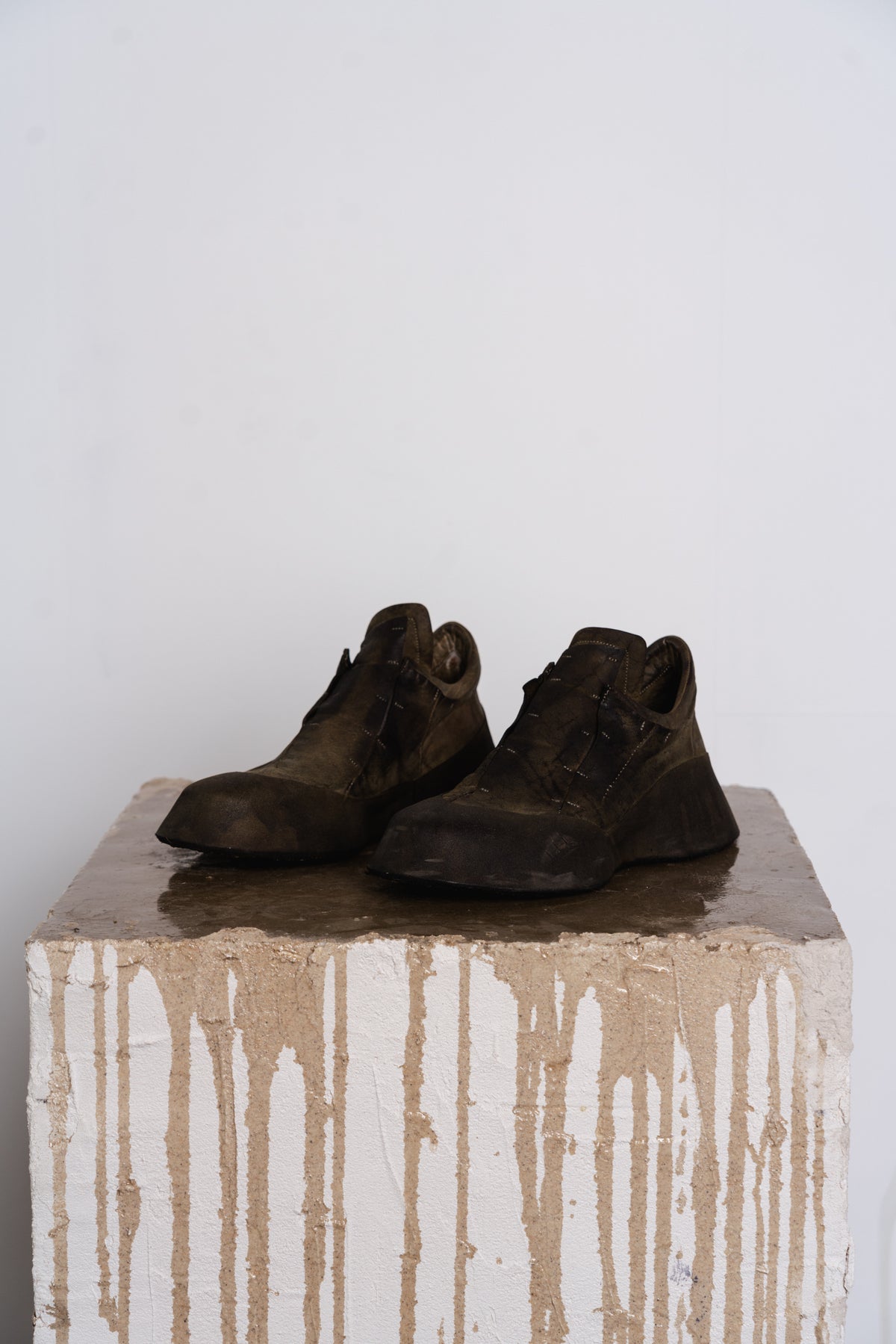 DISTORTION FEATHERWEIGHT LOW TOP SNEAKER