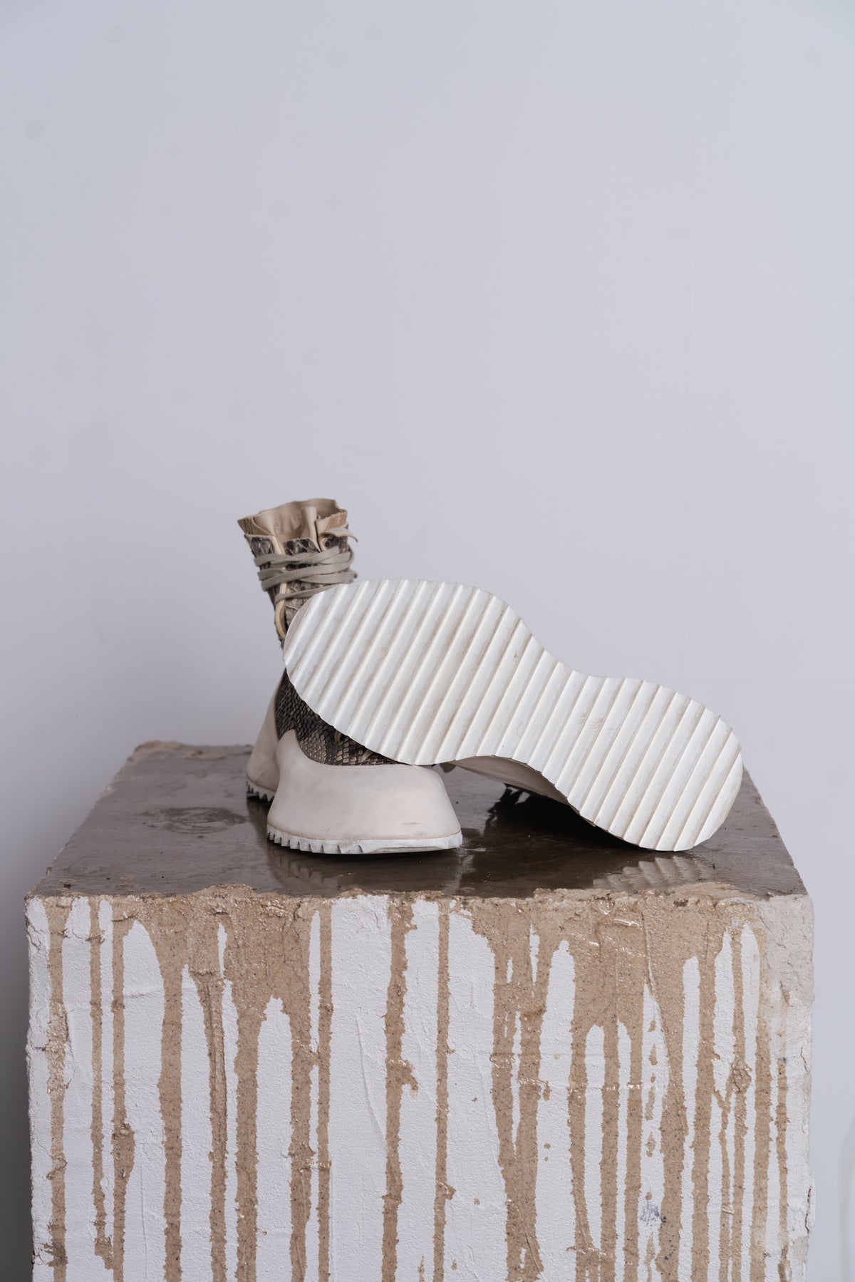 DISTORTION FEATHERWEIGHT HIGH TOP SNEAKER SHARK TOOTH