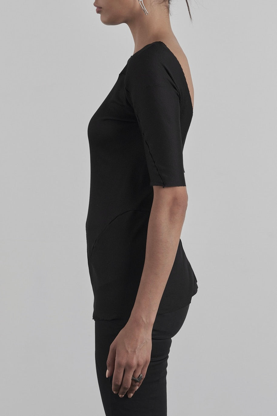 DISTORTION LOW BACK T-SHIRT – T-Shirt, LEON EMANUEL BLANCK