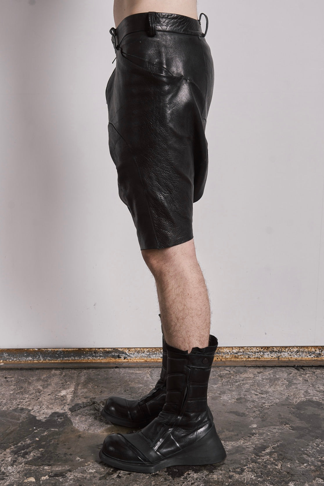 DISTORTION DROP CROTCH SHORT PANTS