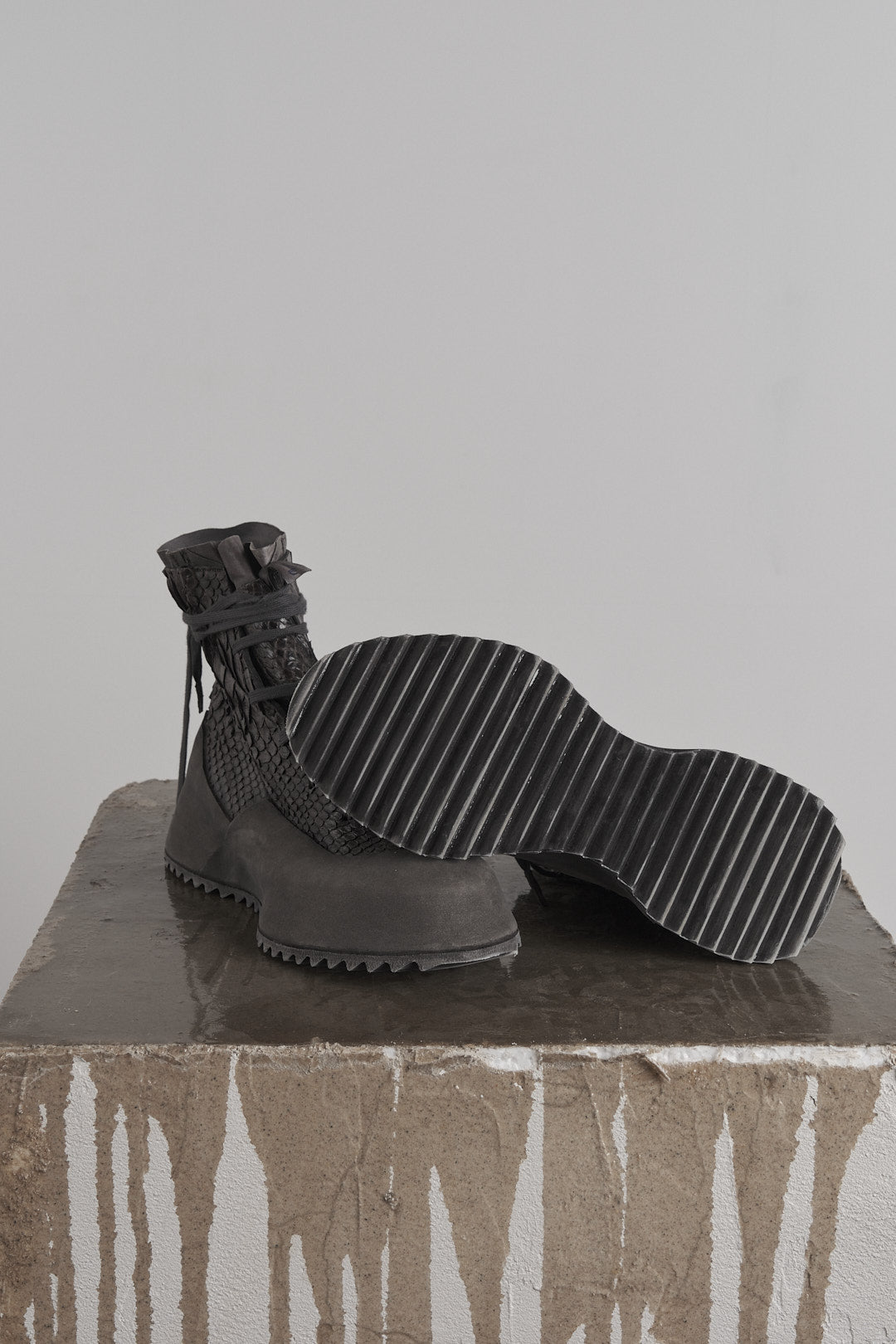 DISTORTION FEATHERWEIGHT HIGH TOP SNEAKER – Sneaker, LEON EMANUEL BLANCK