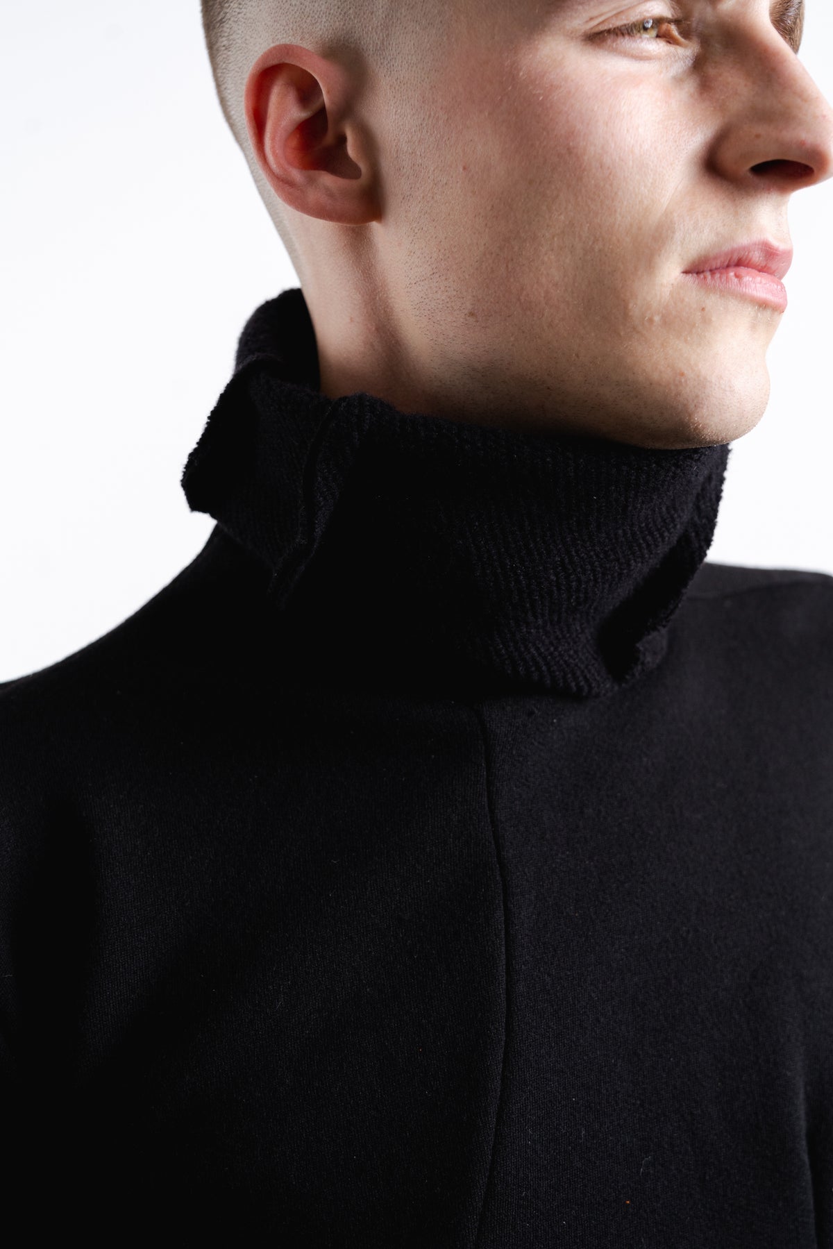 DISTORTION TURTLENECK