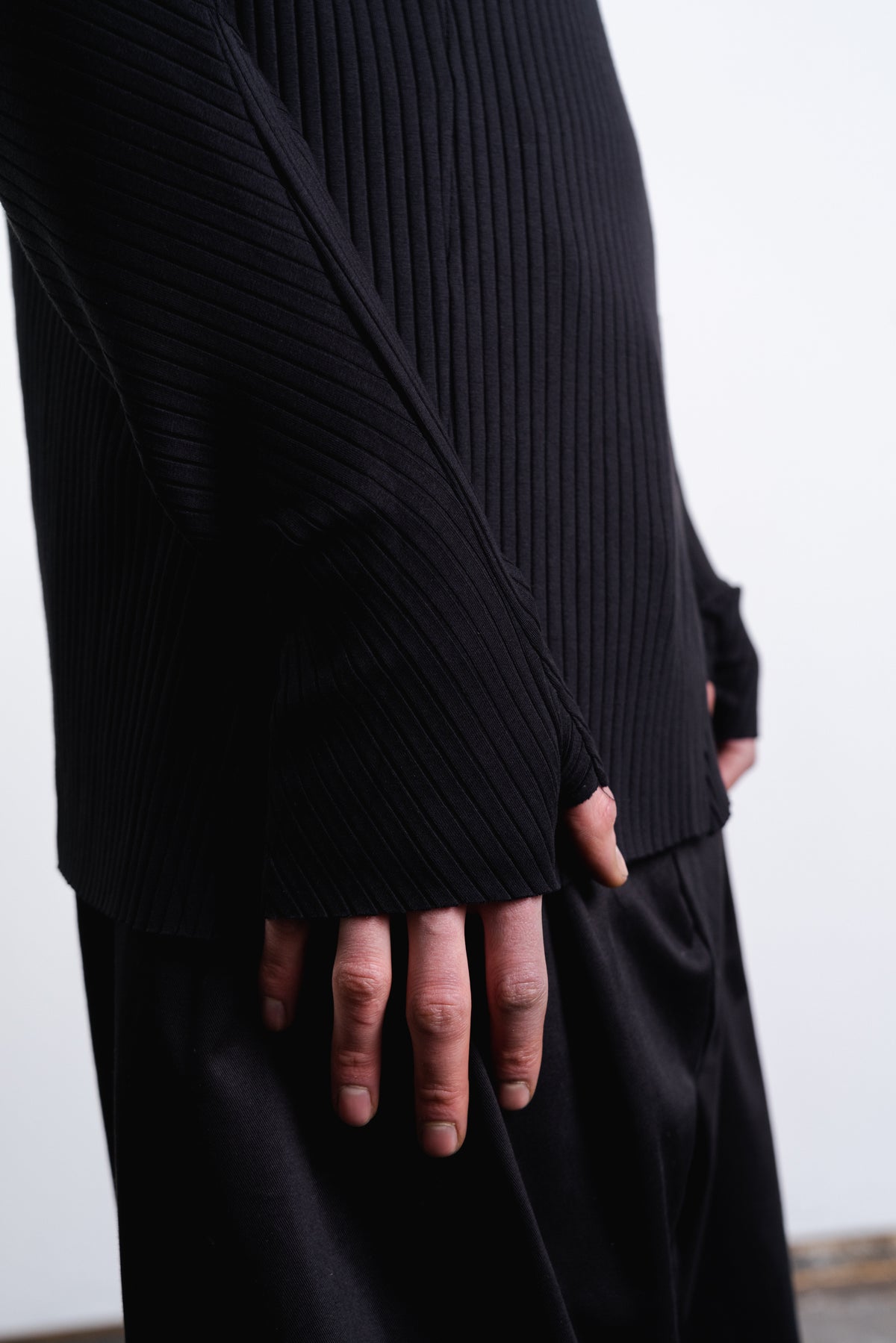 DISTORTION GLOVE SWEATER