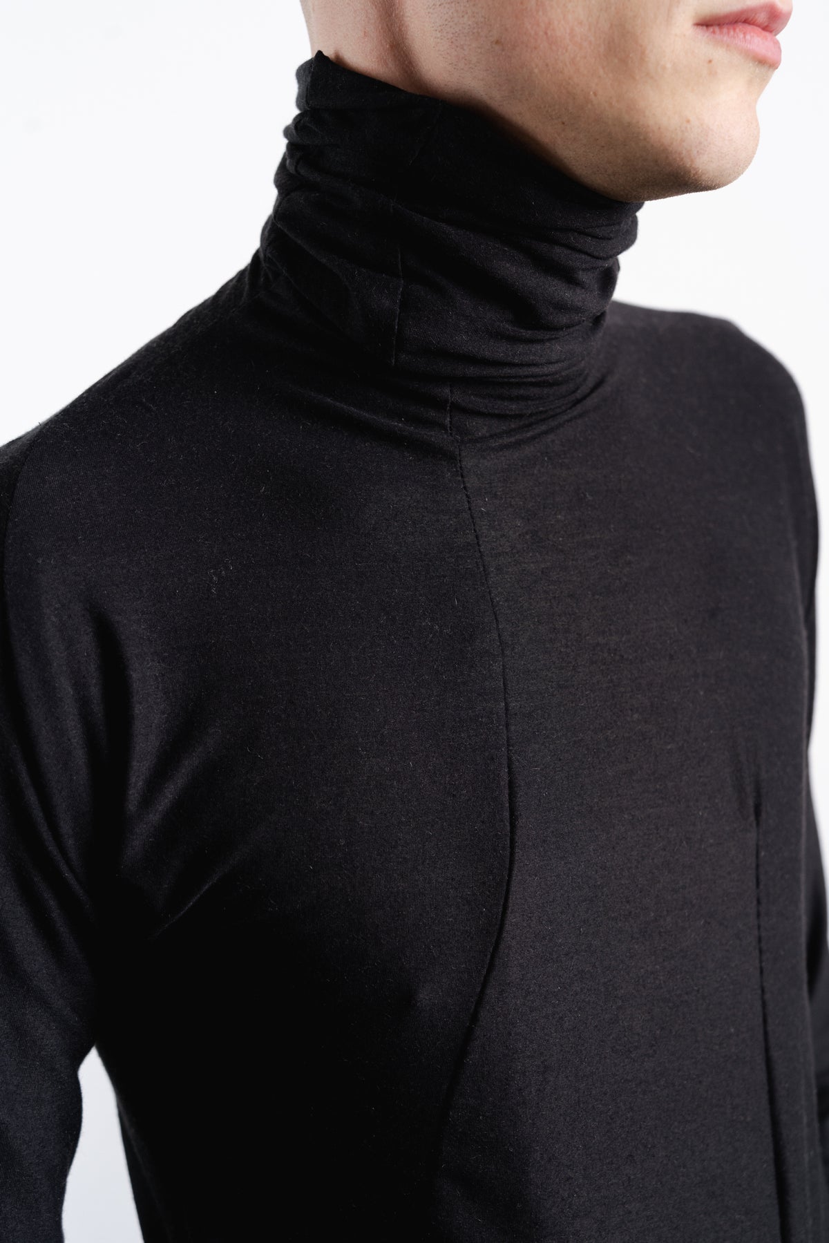 DISTORTION TIGHT TURTLENECK