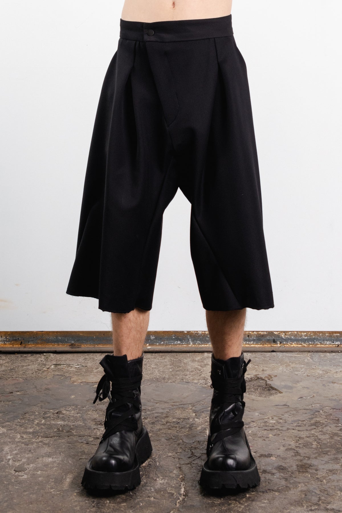 DISTORTION SHORT FOLD PANTS
