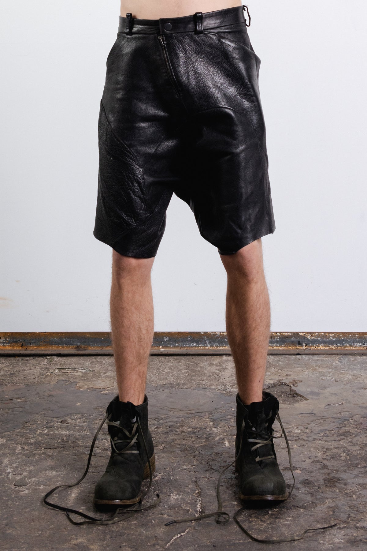 DISTORTION DROP CROTCH SHORT PANTS