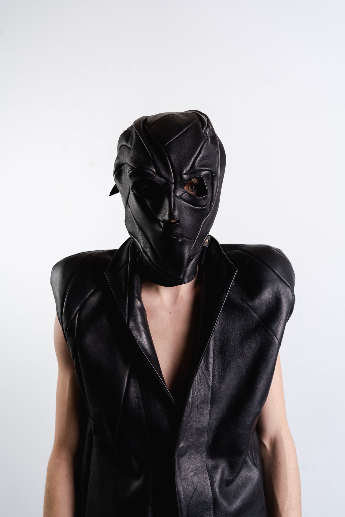 DISTORTION BROKEN LEASH MASK