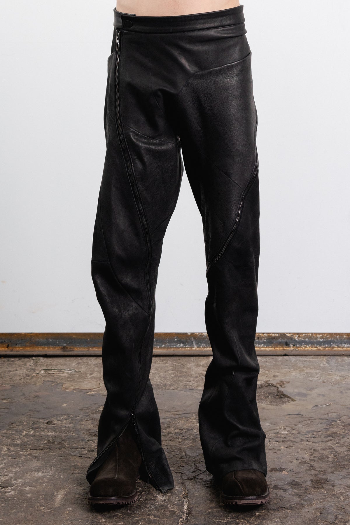 DISTORTION CURVED ZIPPED PANTS