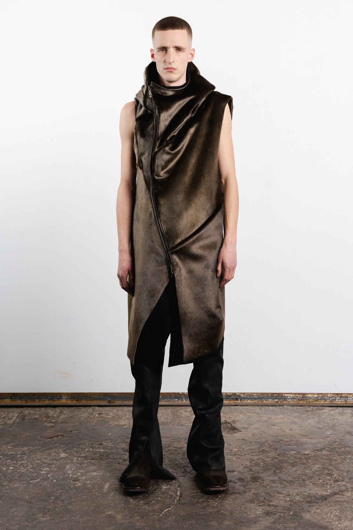DISTORTION CURVED HOODED VEST