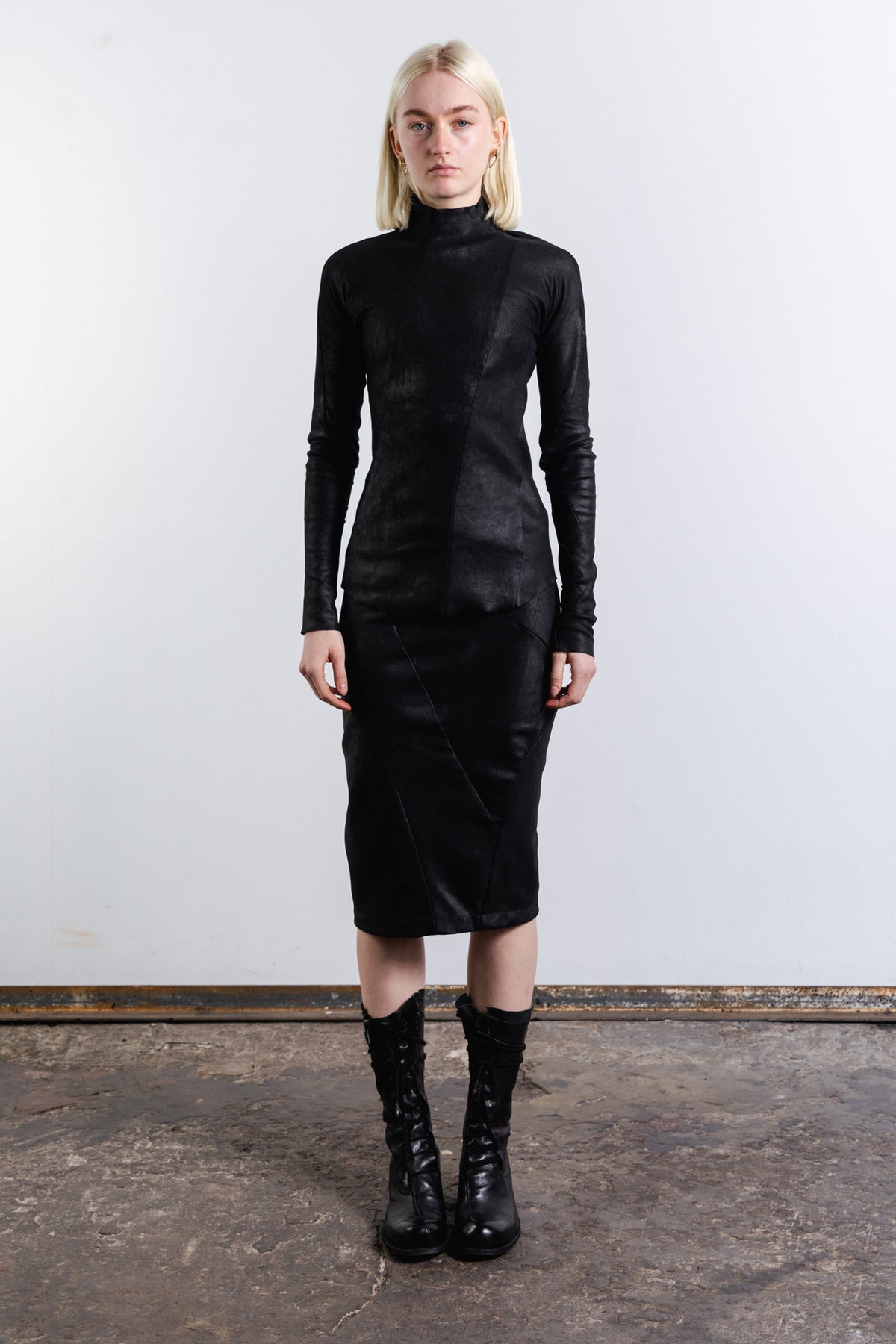 DISTORTION BACK ZIP TOP