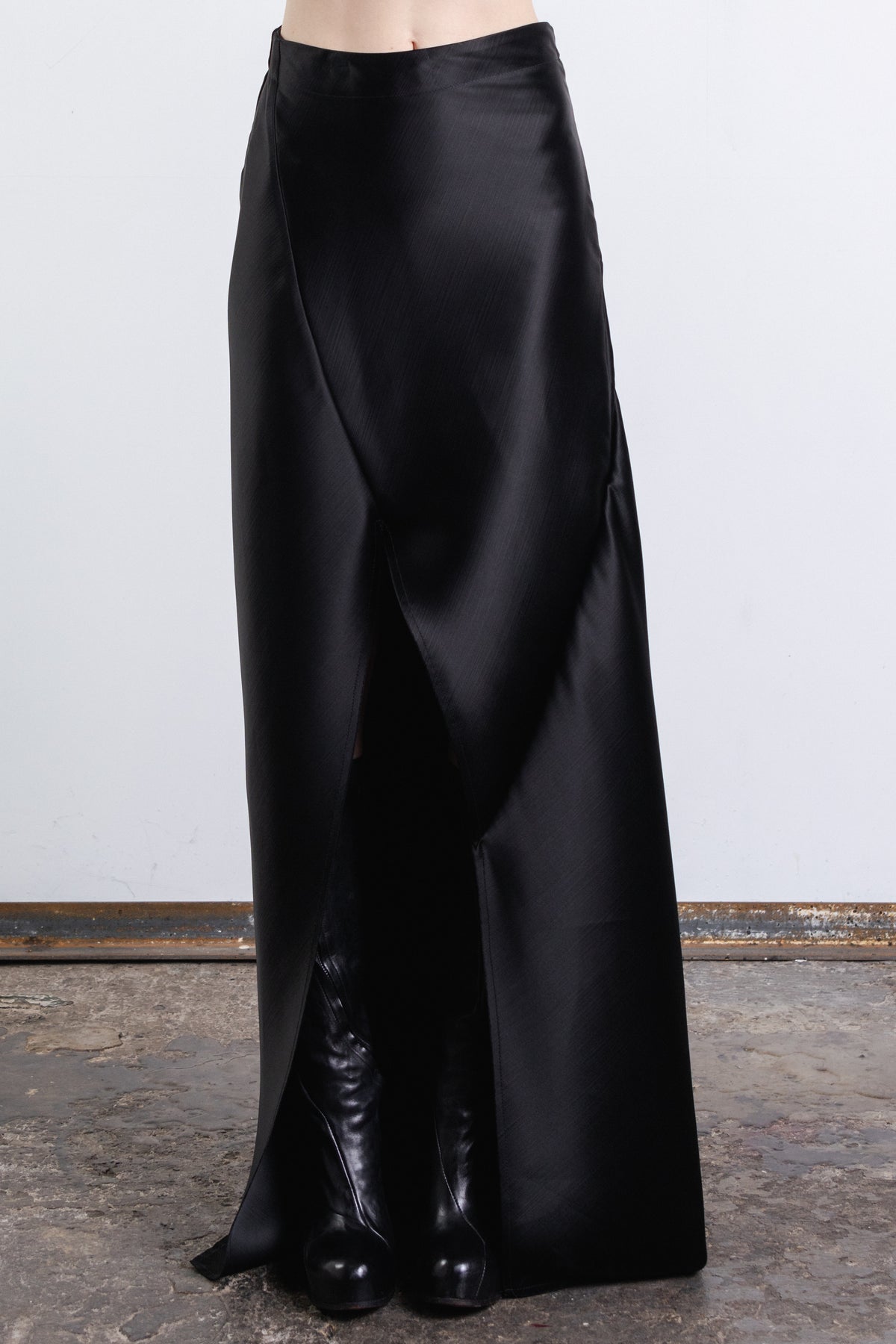 DISTORTION FRONT SLIT SKIRT