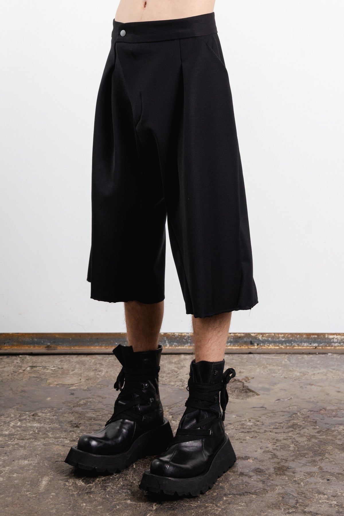DISTORTION SHORT FOLD PANTS