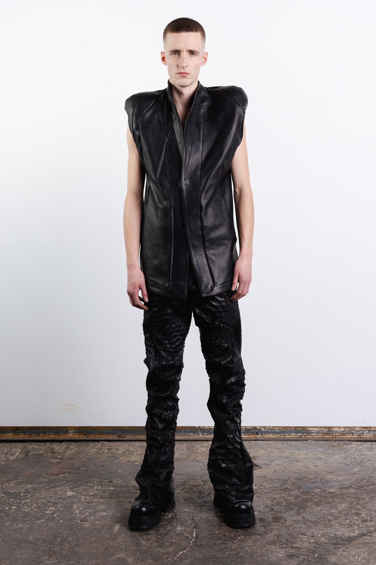 DISTORTION POWER SHOULDER SLEEVELESS BLAZER