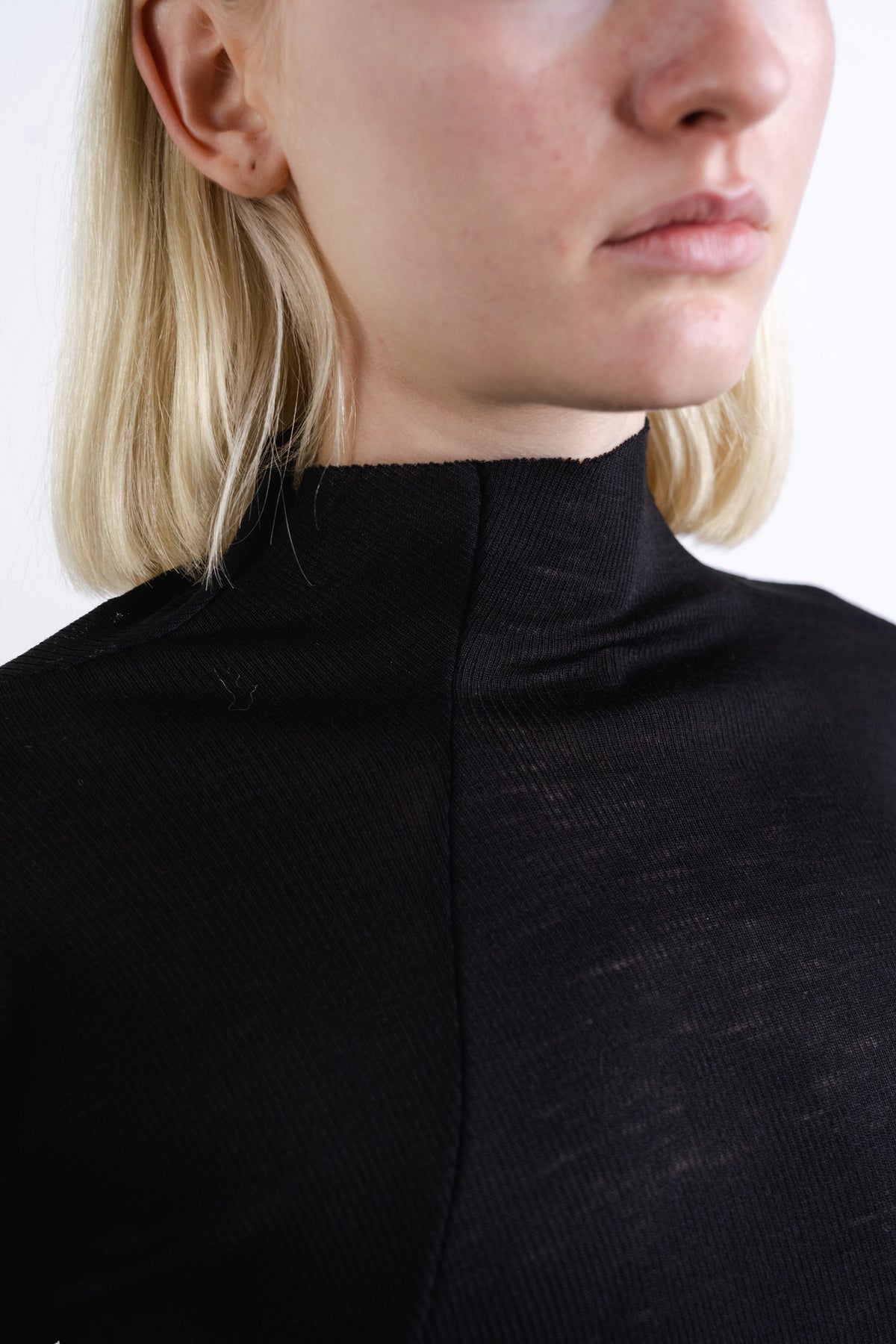 DISTORTION TIGHT TURTLENECK