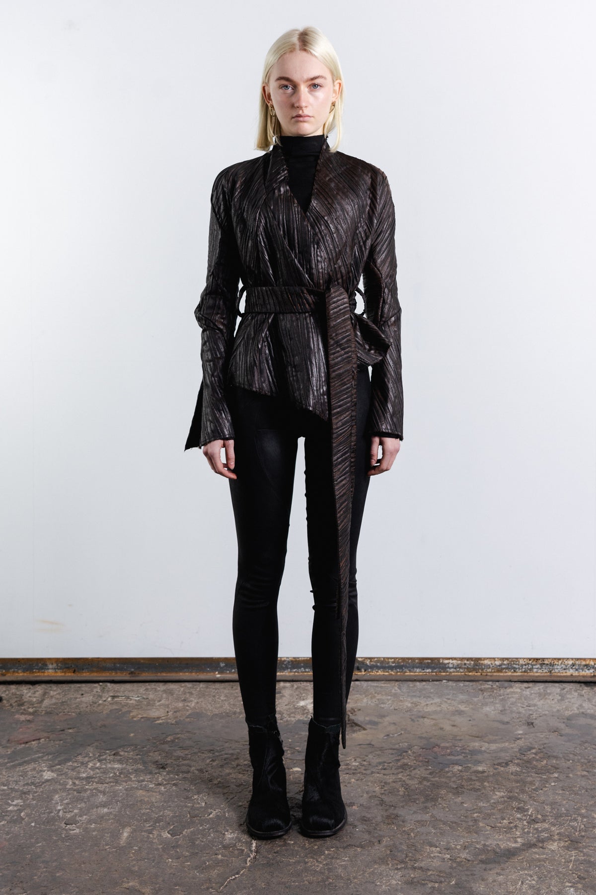 DISTORTION BELTED SHORT CARDIGAN