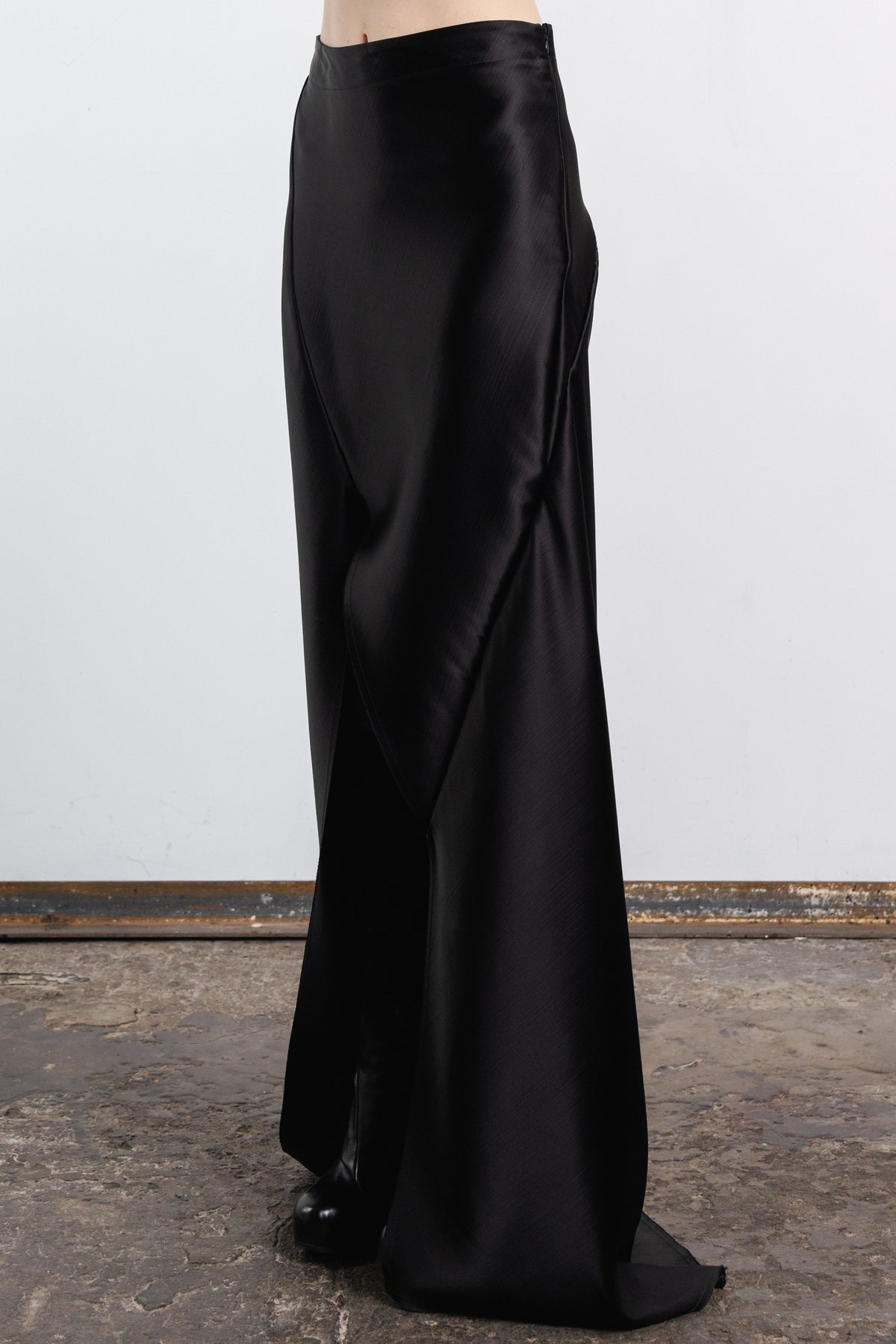 DISTORTION FRONT SLIT SKIRT