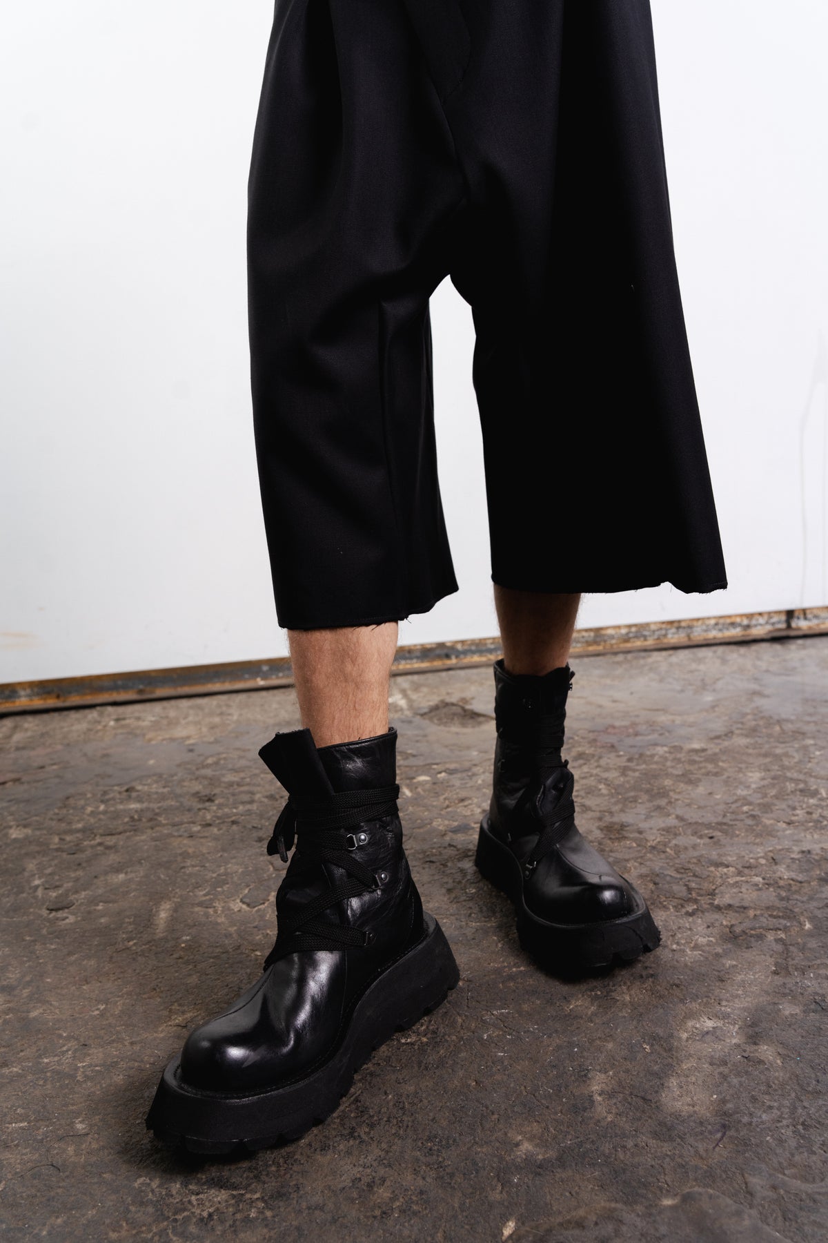 DISTORTION SHORT FOLD PANTS