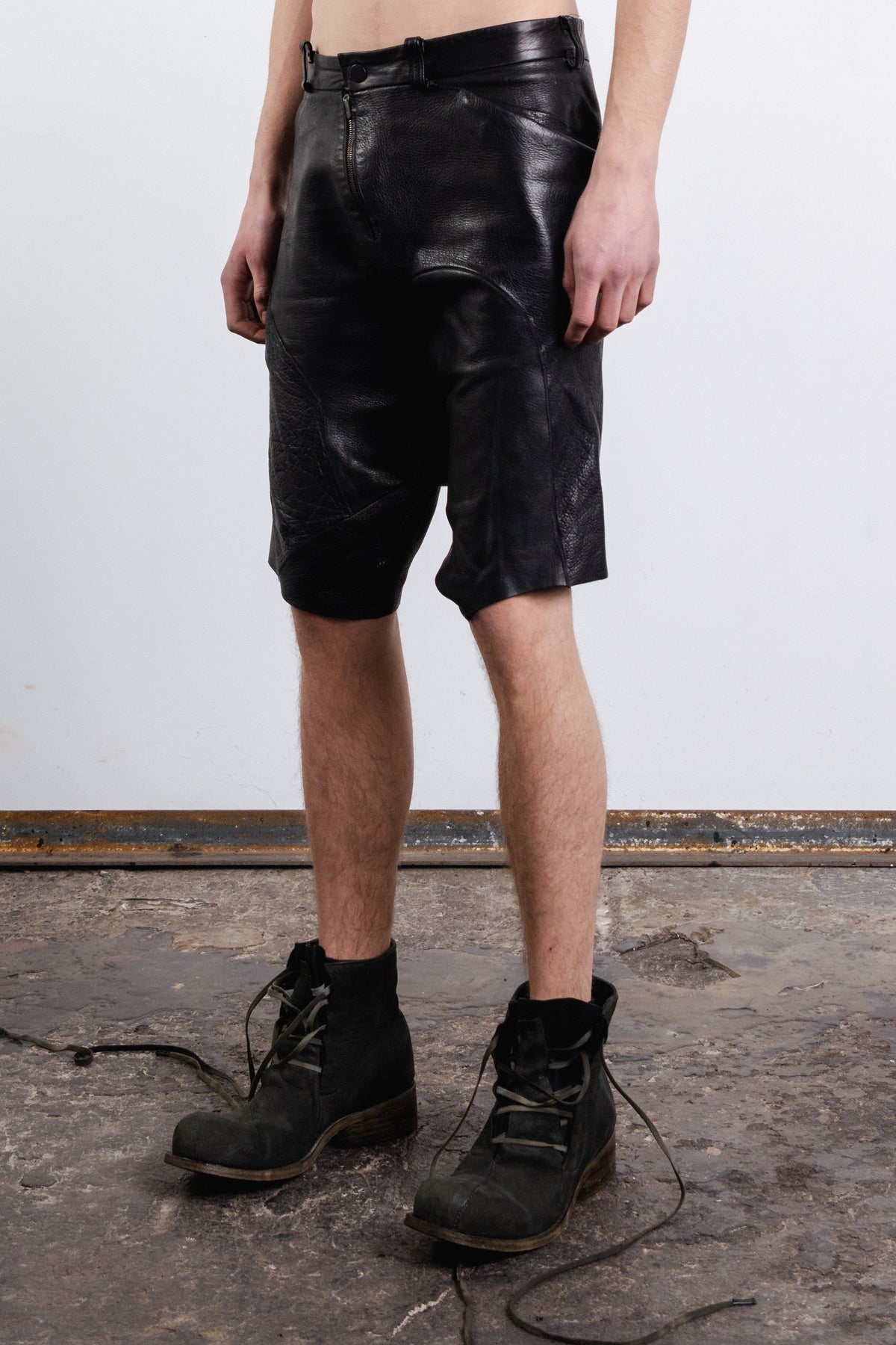 DISTORTION DROP CROTCH SHORT PANTS