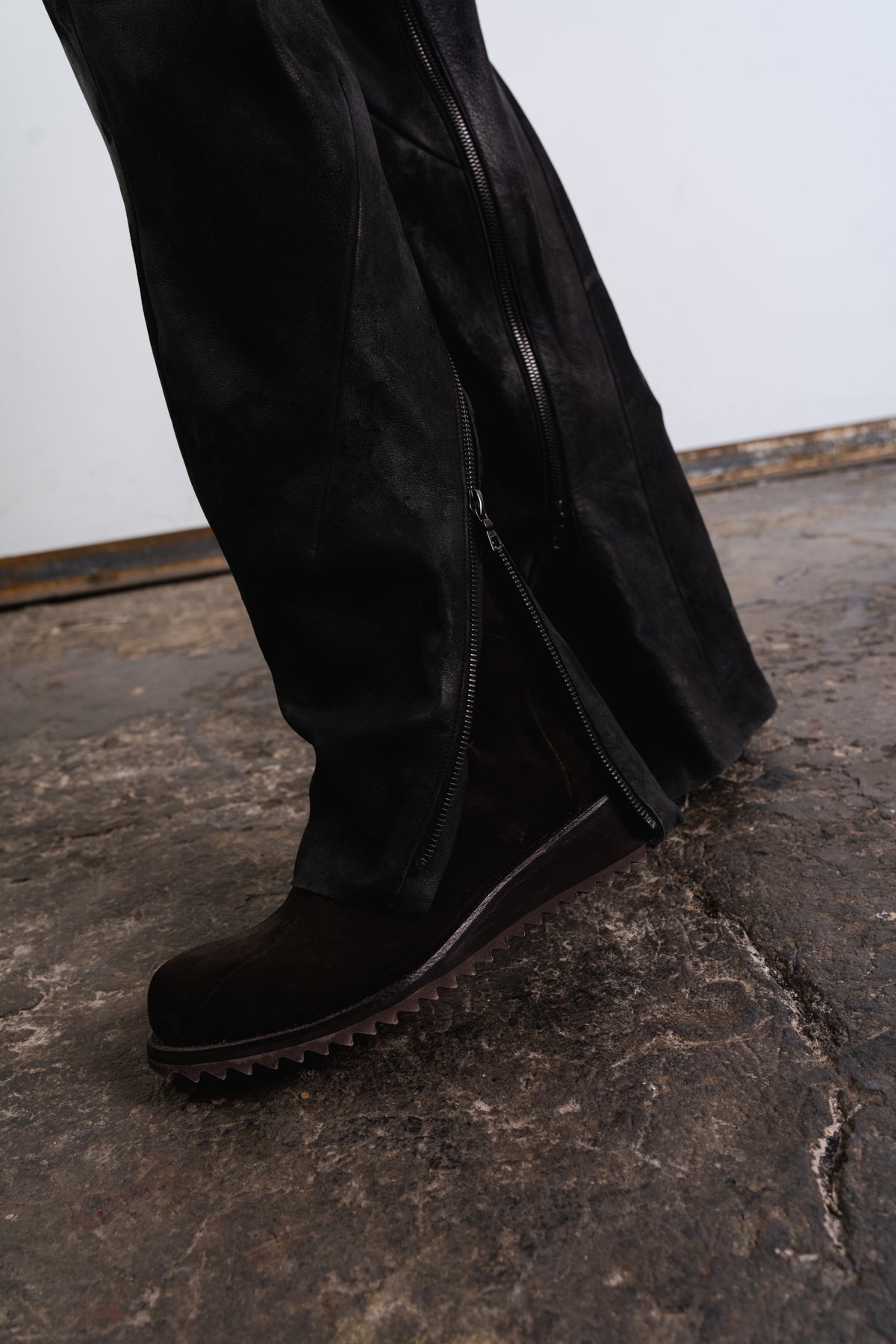 DISTORTION CURVED ZIPPED PANTS