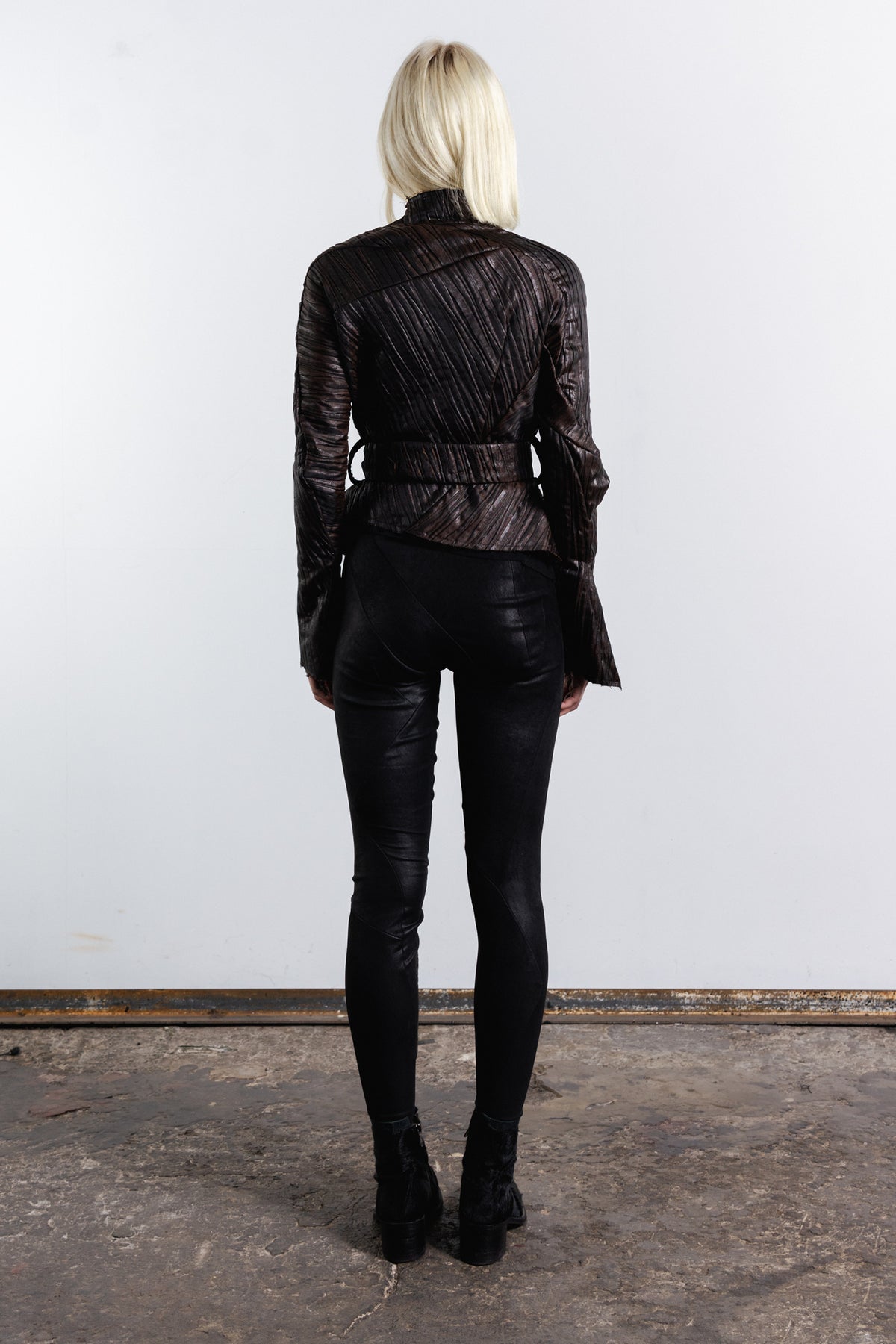 DISTORTION BELTED SHORT CARDIGAN