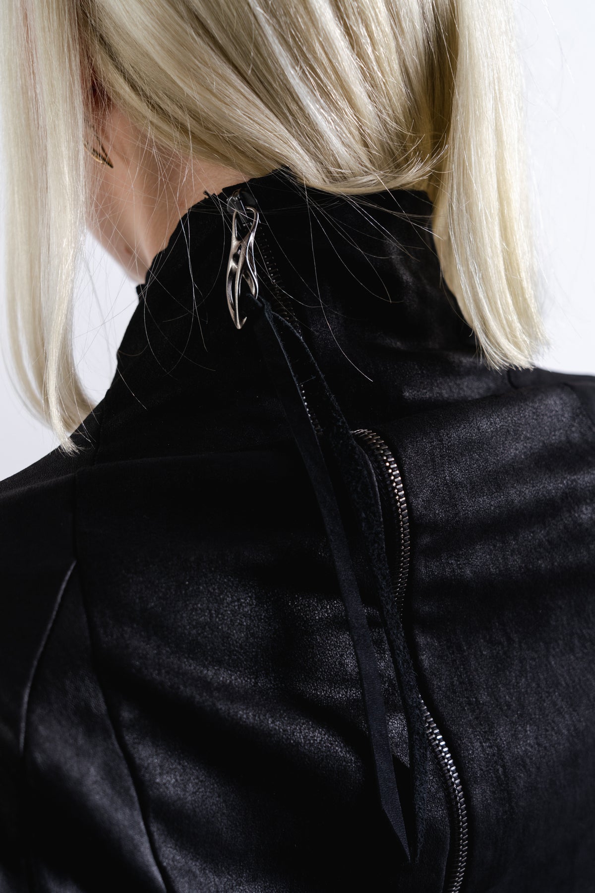 DISTORTION BACK ZIP TOP