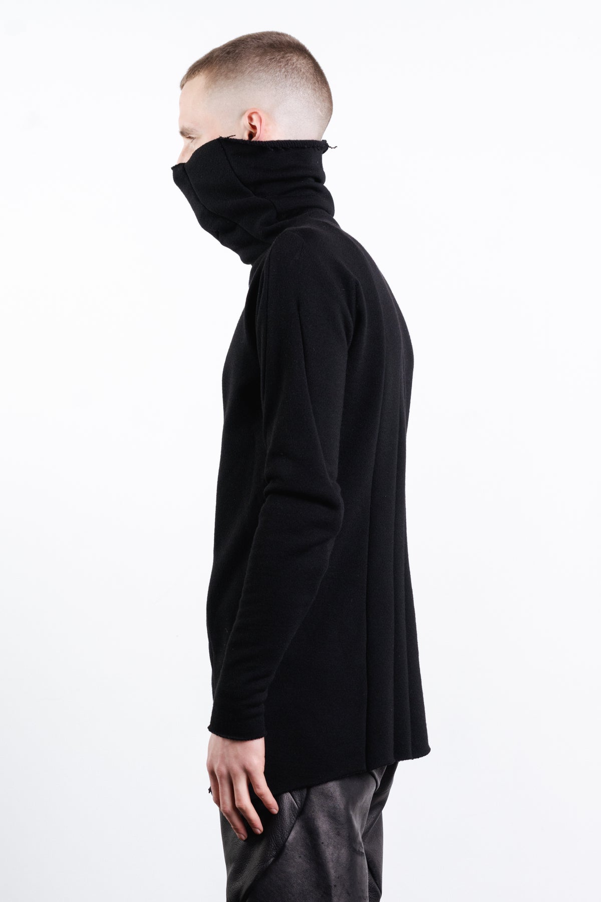 DISTORTION TURTLENECK