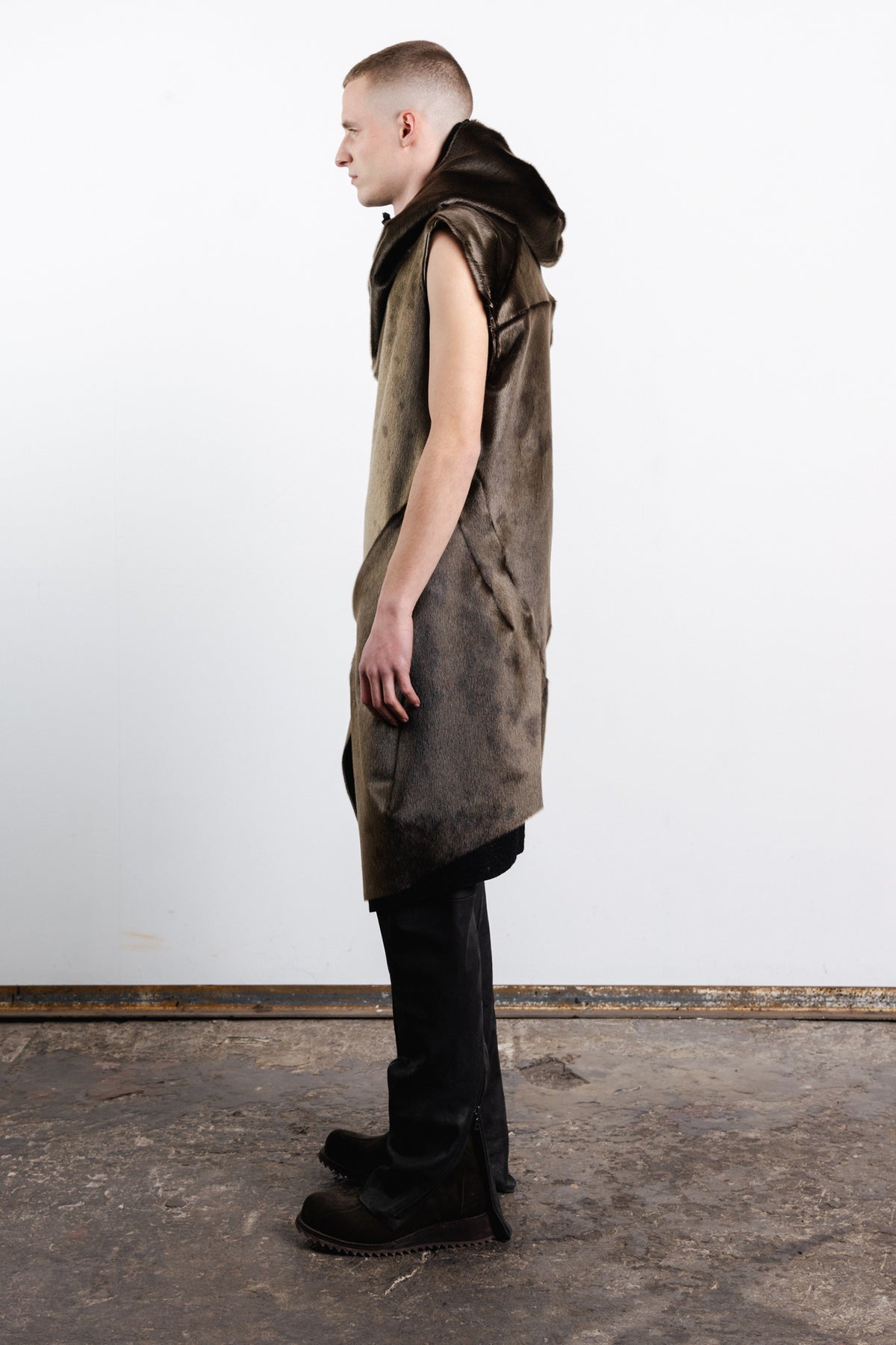 DISTORTION CURVED HOODED VEST