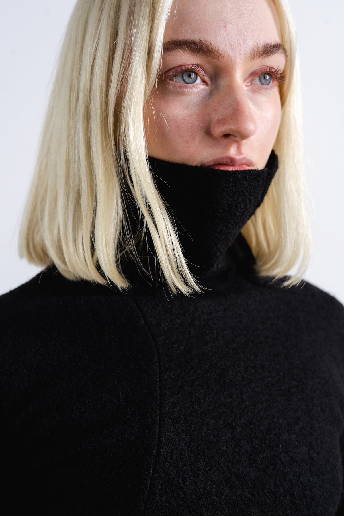 DISTORTION TURTLENECK