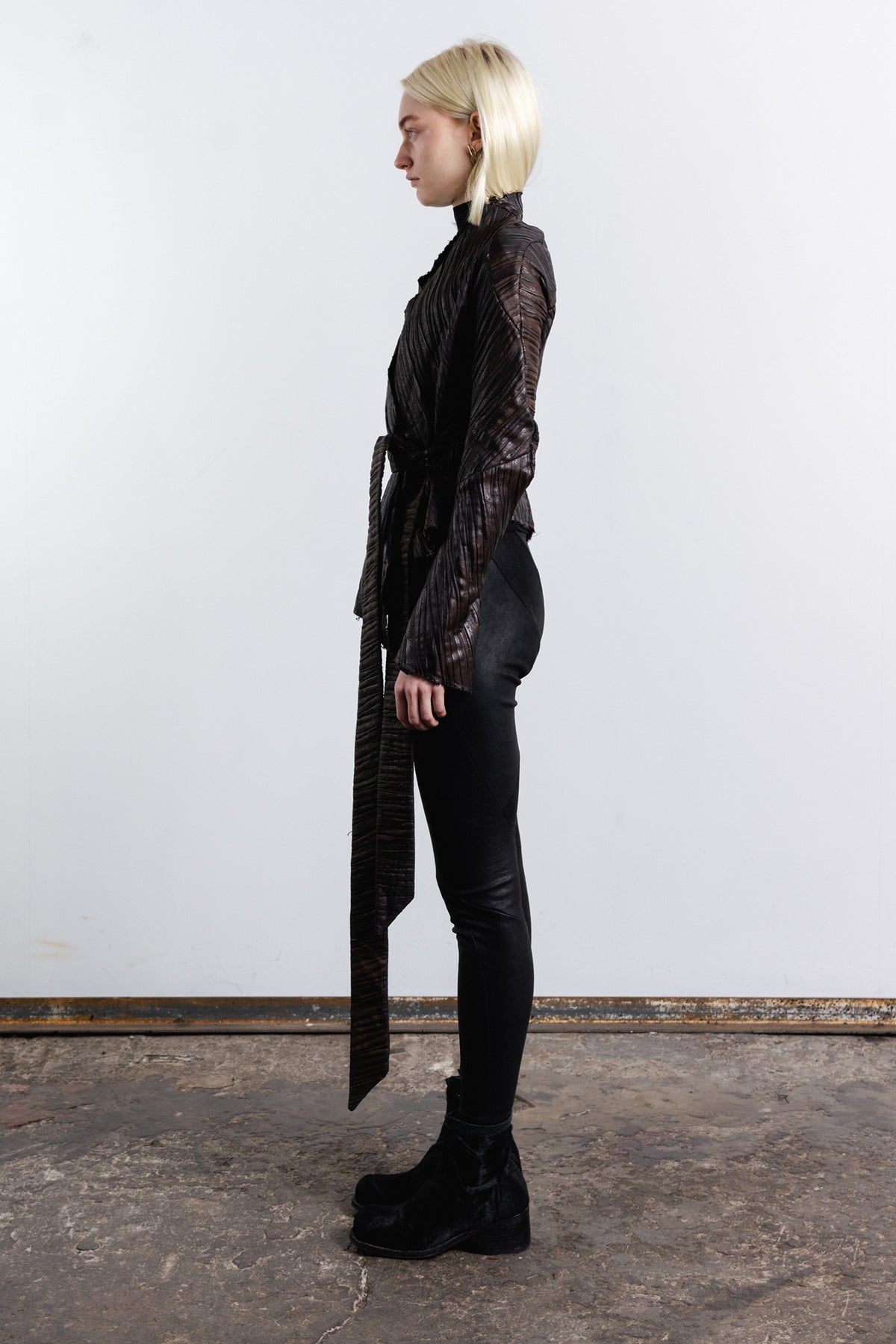 DISTORTION BELTED SHORT CARDIGAN