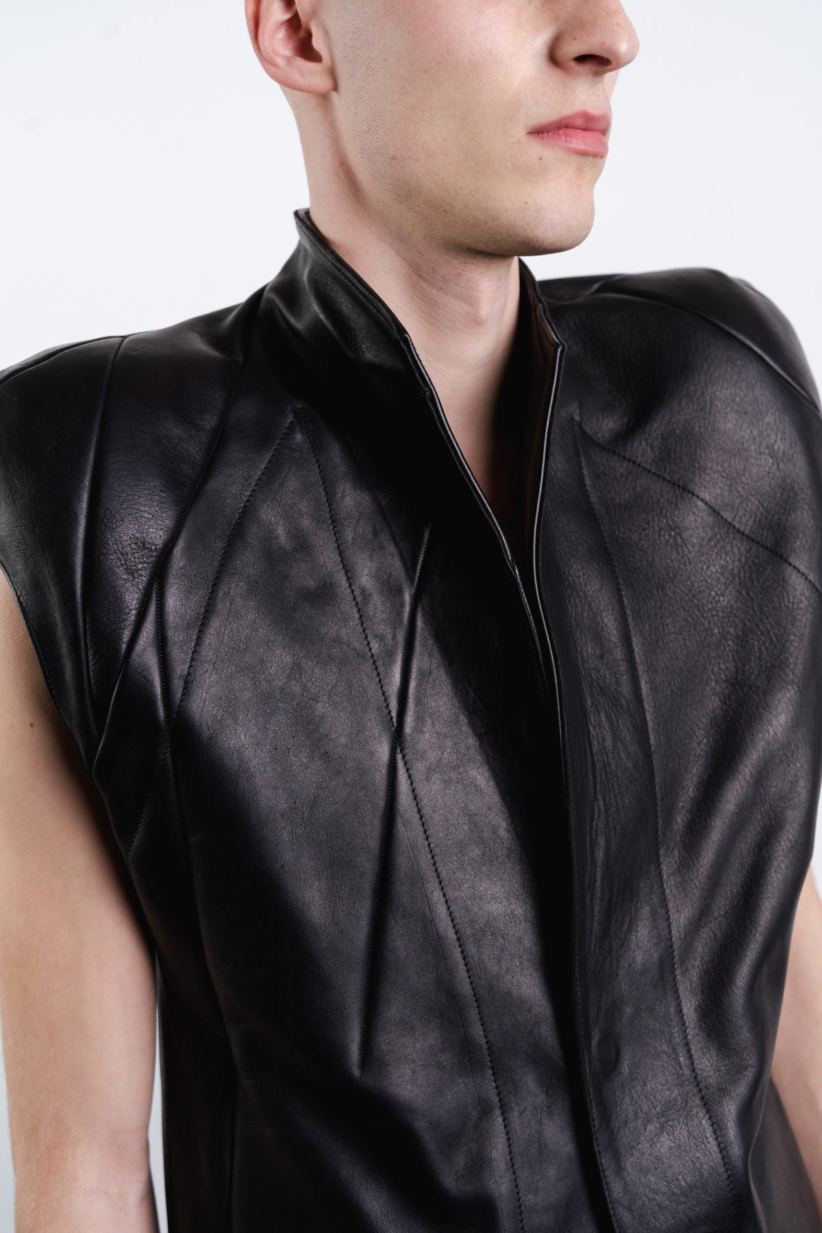 DISTORTION POWER SHOULDER SLEEVELESS BLAZER