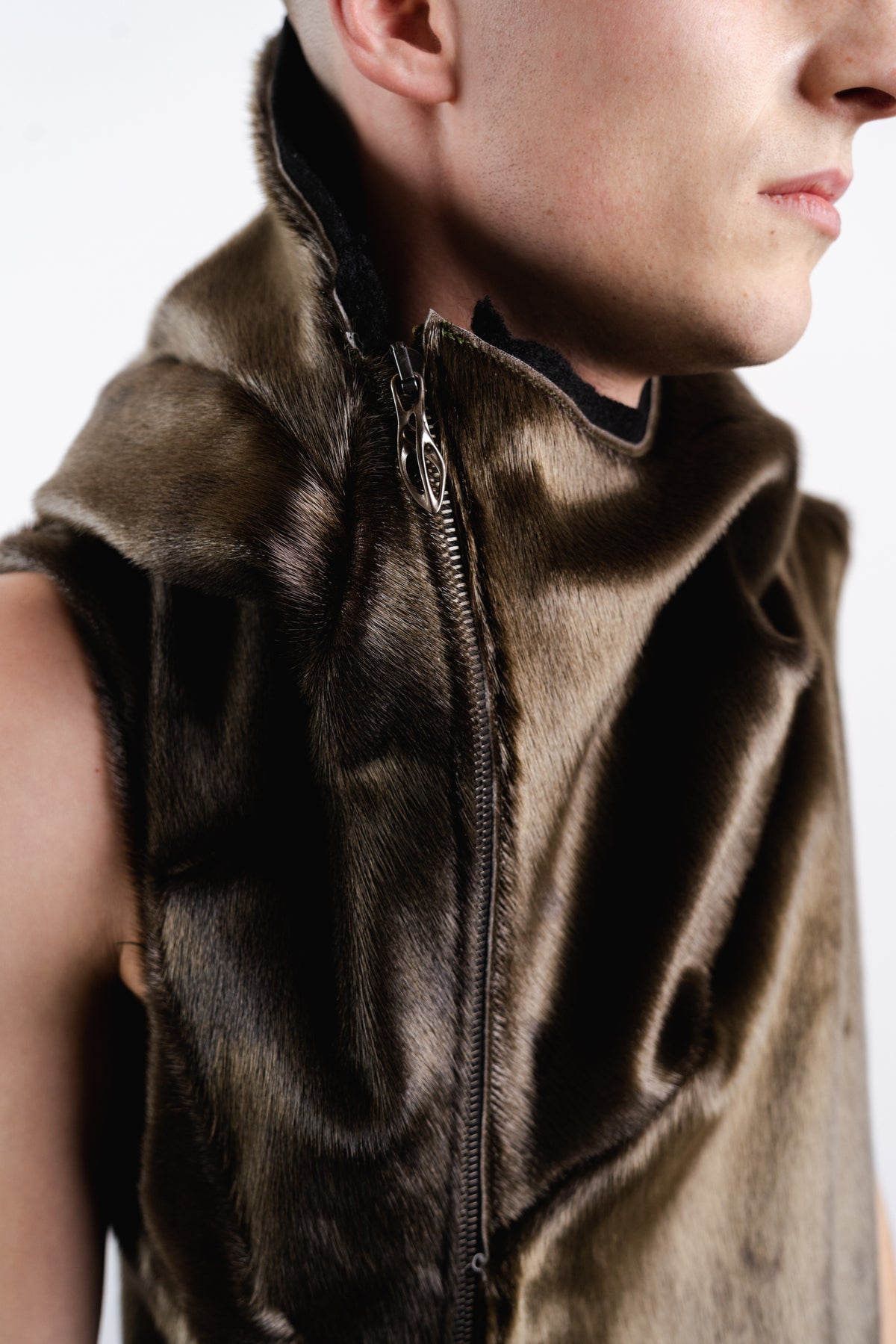 DISTORTION CURVED HOODED VEST