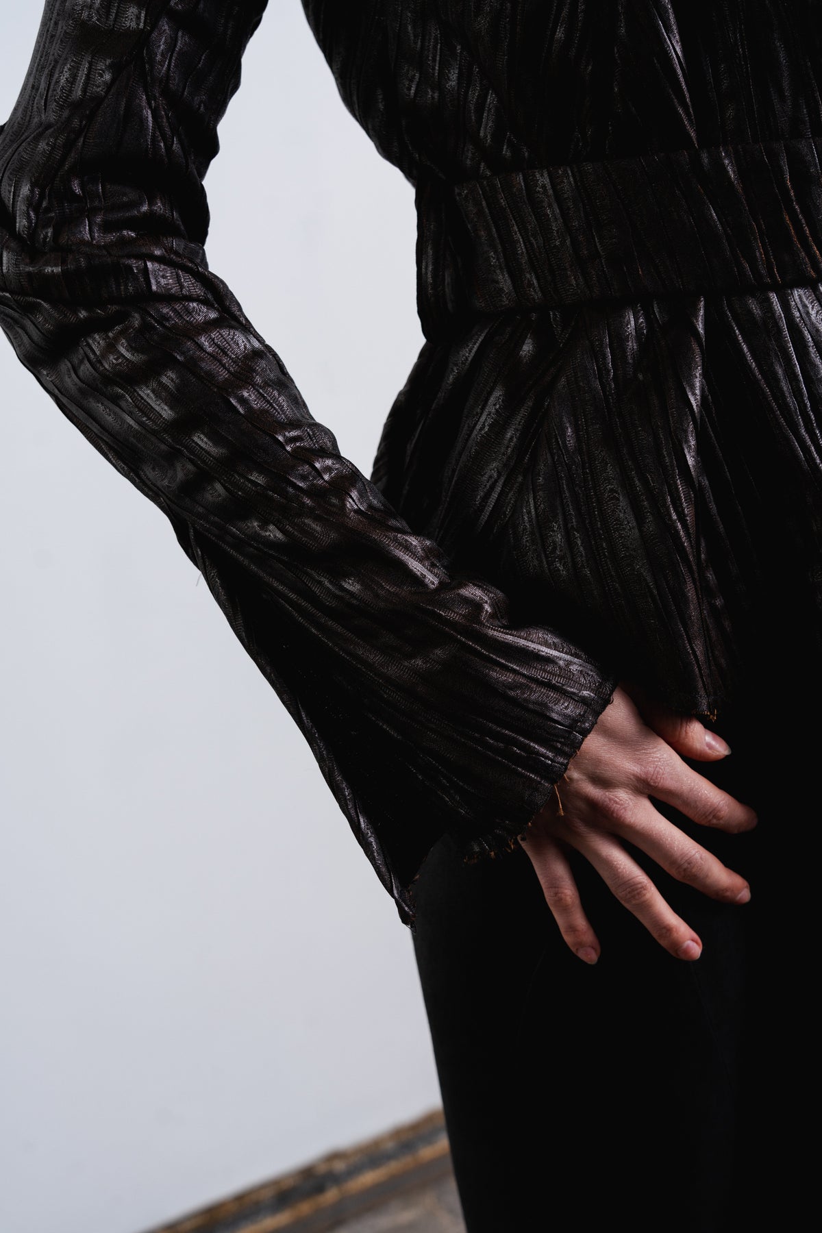 DISTORTION BELTED SHORT CARDIGAN