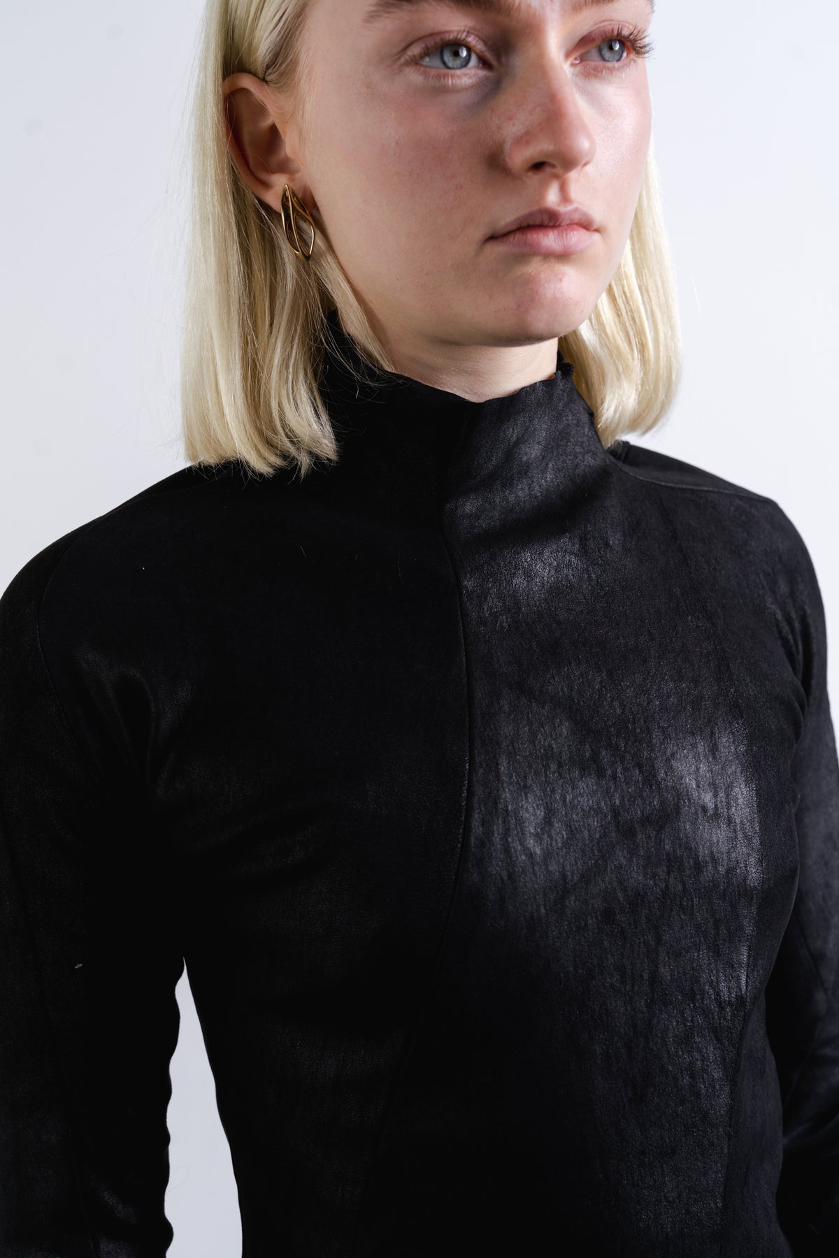 DISTORTION BACK ZIP TOP