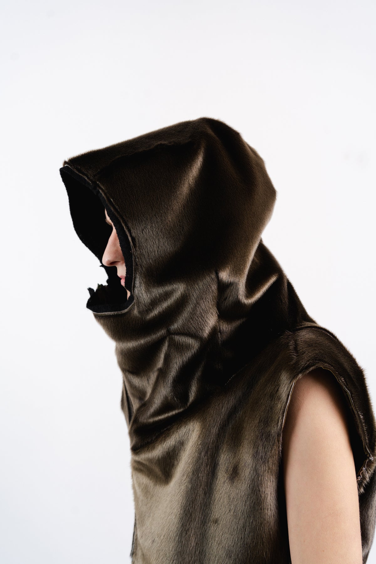 DISTORTION CURVED HOODED VEST