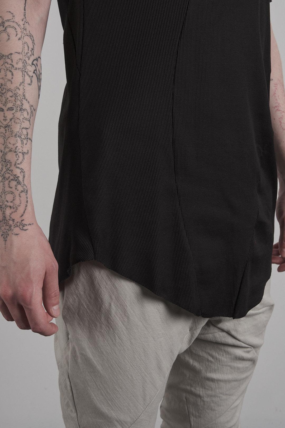 DISTORTION CURVED T-SHIRT – T-Shirt, LEON EMANUEL BLANCK