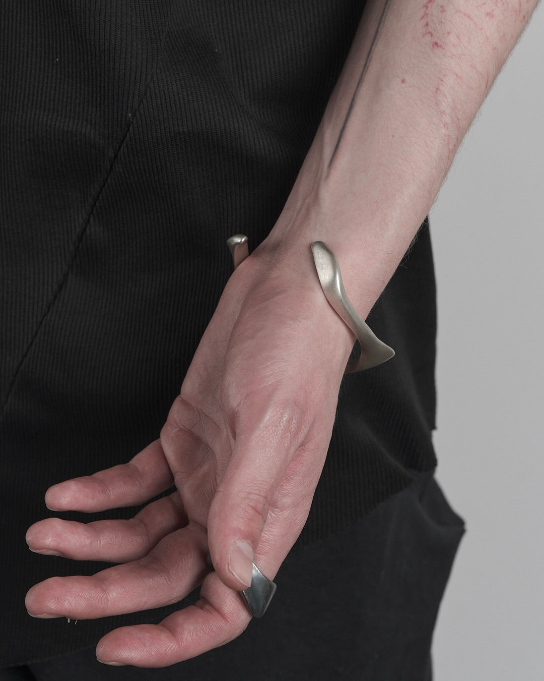 LIQUID CUFF – Cuff, LEON EMANUEL BLANCK
