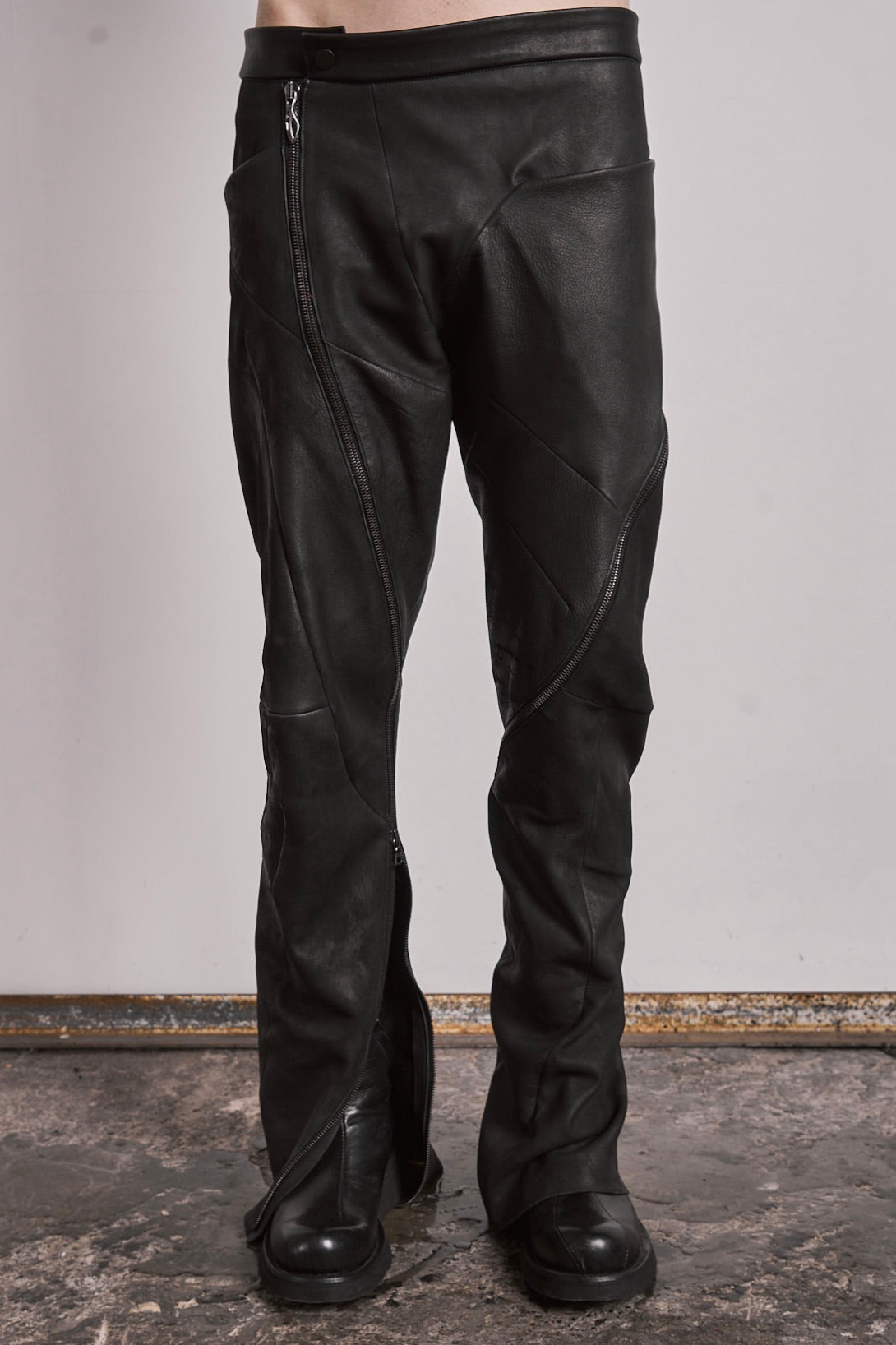 DISTORTION CURVED ZIPPED PANTS