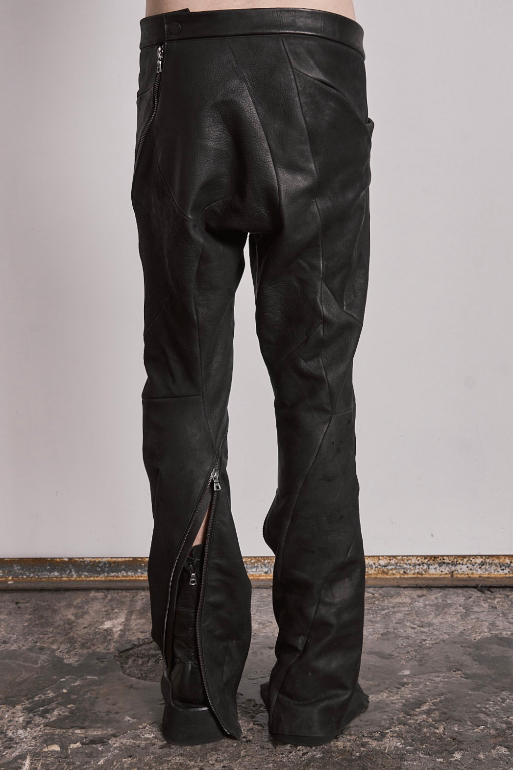 DISTORTION CURVED ZIPPED PANTS