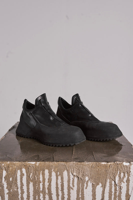 DISTORTION FEATHERWEIGHT LOW TOP SNEAKER
