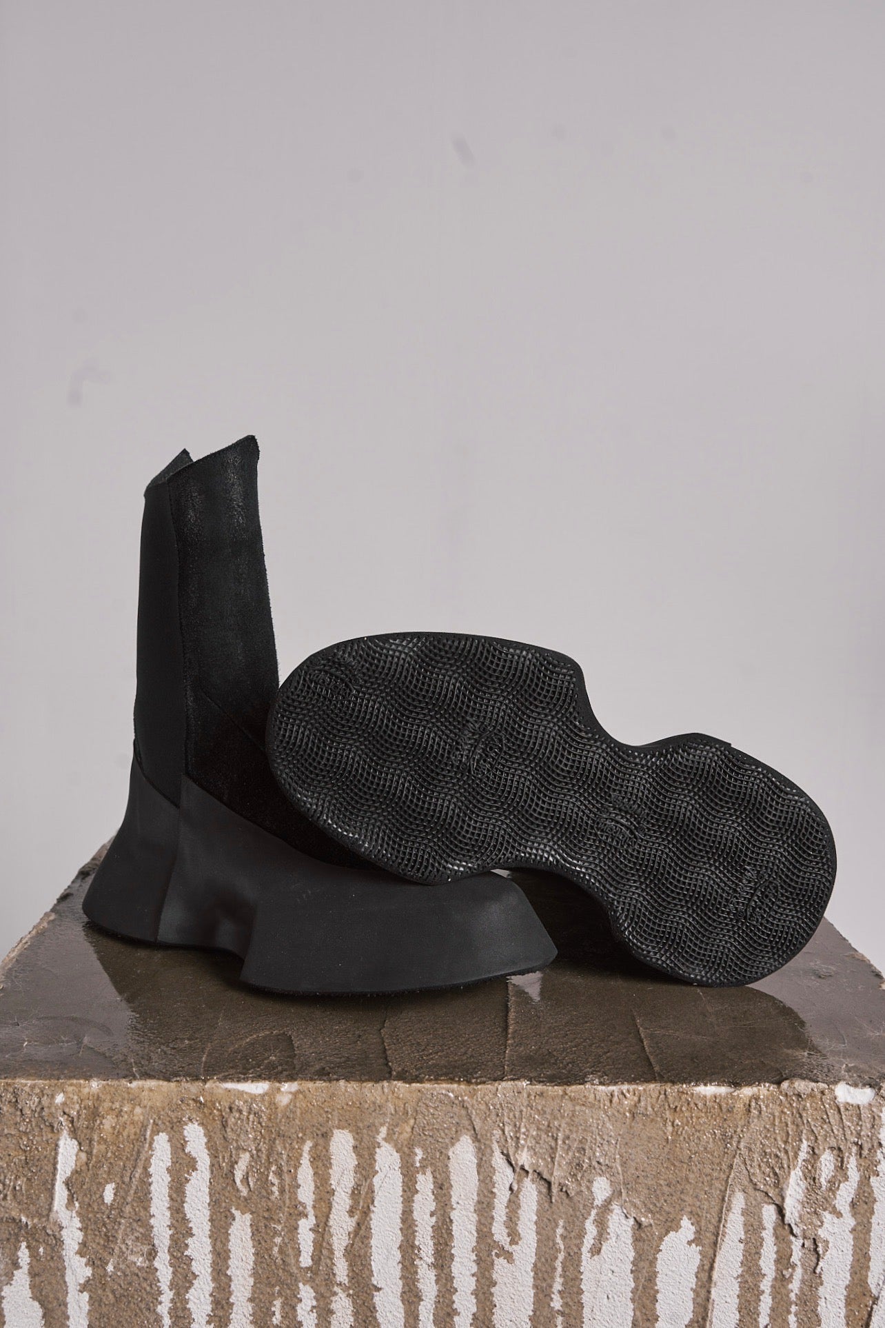 DISTORTION FEATHERWEIGHT HYBRID SNEAKER