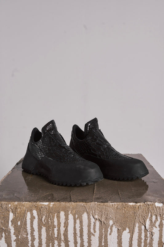 DISTORTION FEATHERWEIGHT LOW TOP SNEAKER