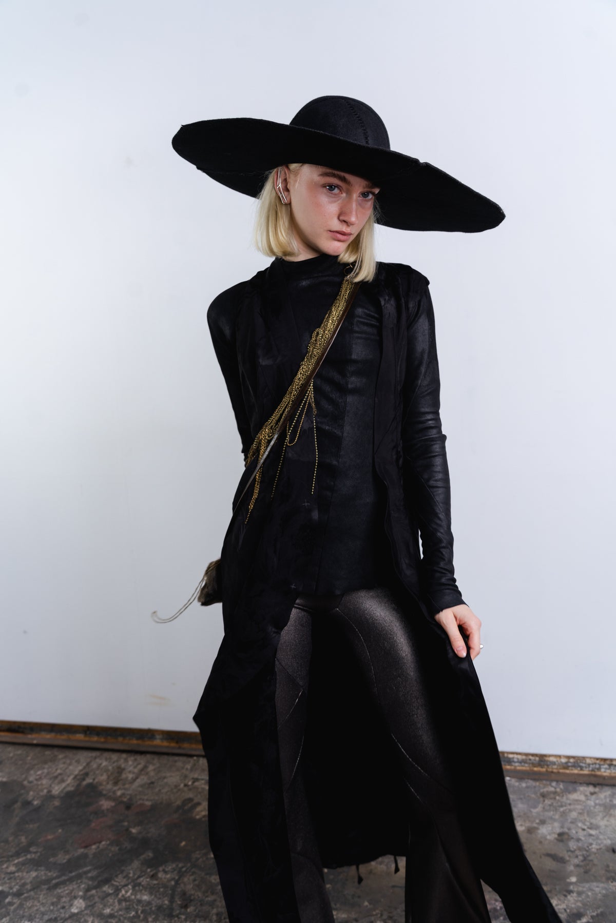 DISTORTION BACK ZIP TOP