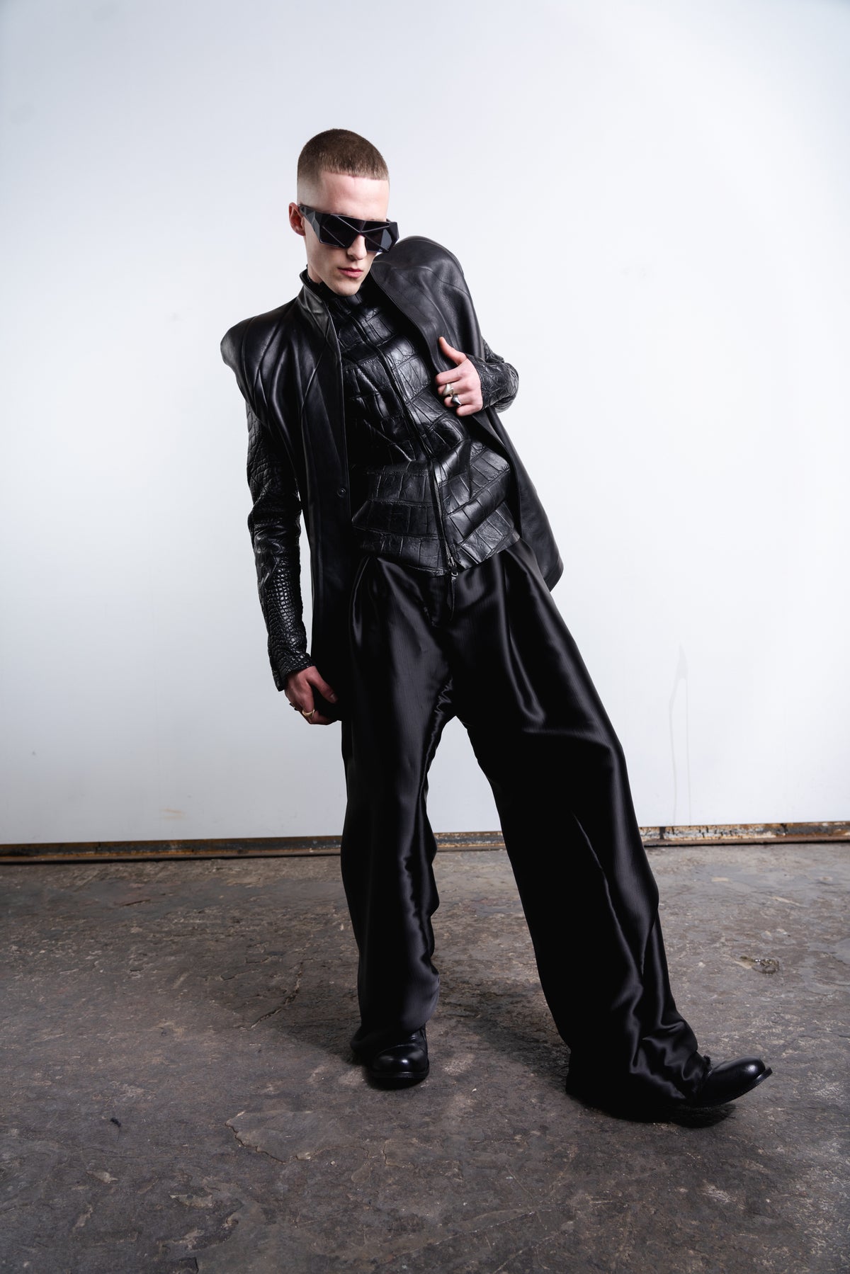 DISTORTION POWER SHOULDER SLEEVELESS BLAZER