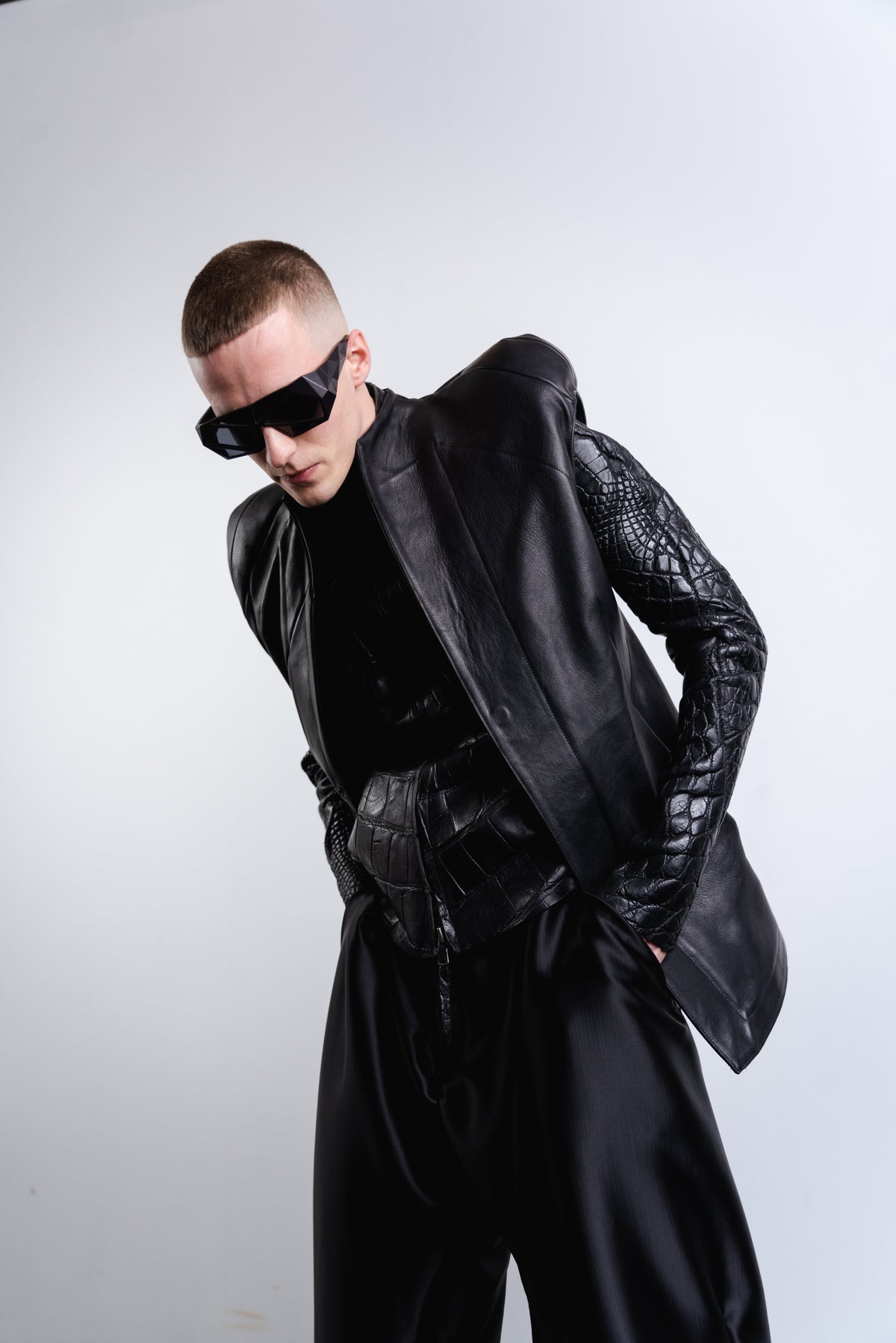 DISTORTION POWER SHOULDER SLEEVELESS BLAZER